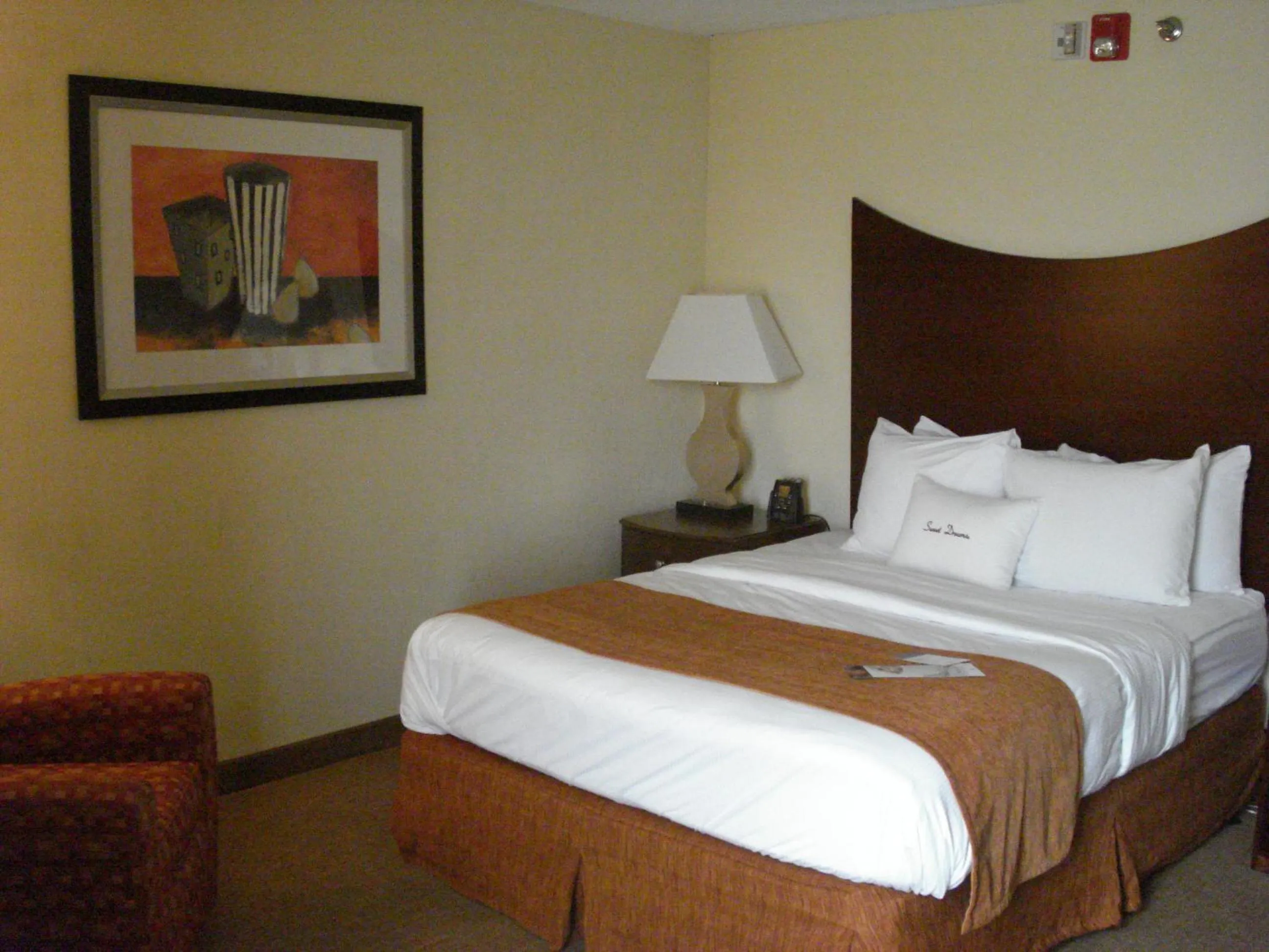 Bed in DoubleTree by Hilton Hotel Oak Ridge - Knoxville