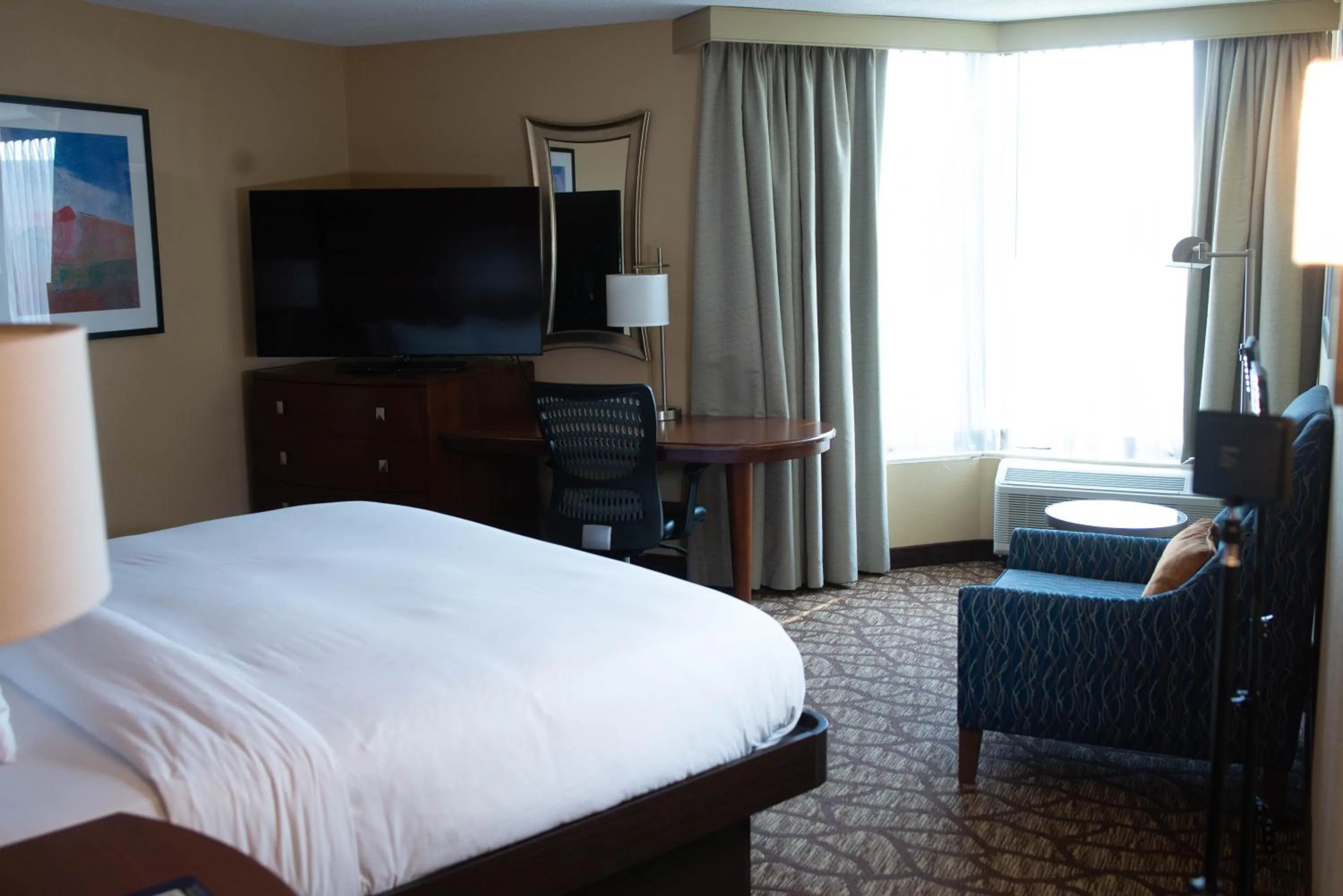 Property building, Bed in DoubleTree by Hilton Hotel Oak Ridge - Knoxville