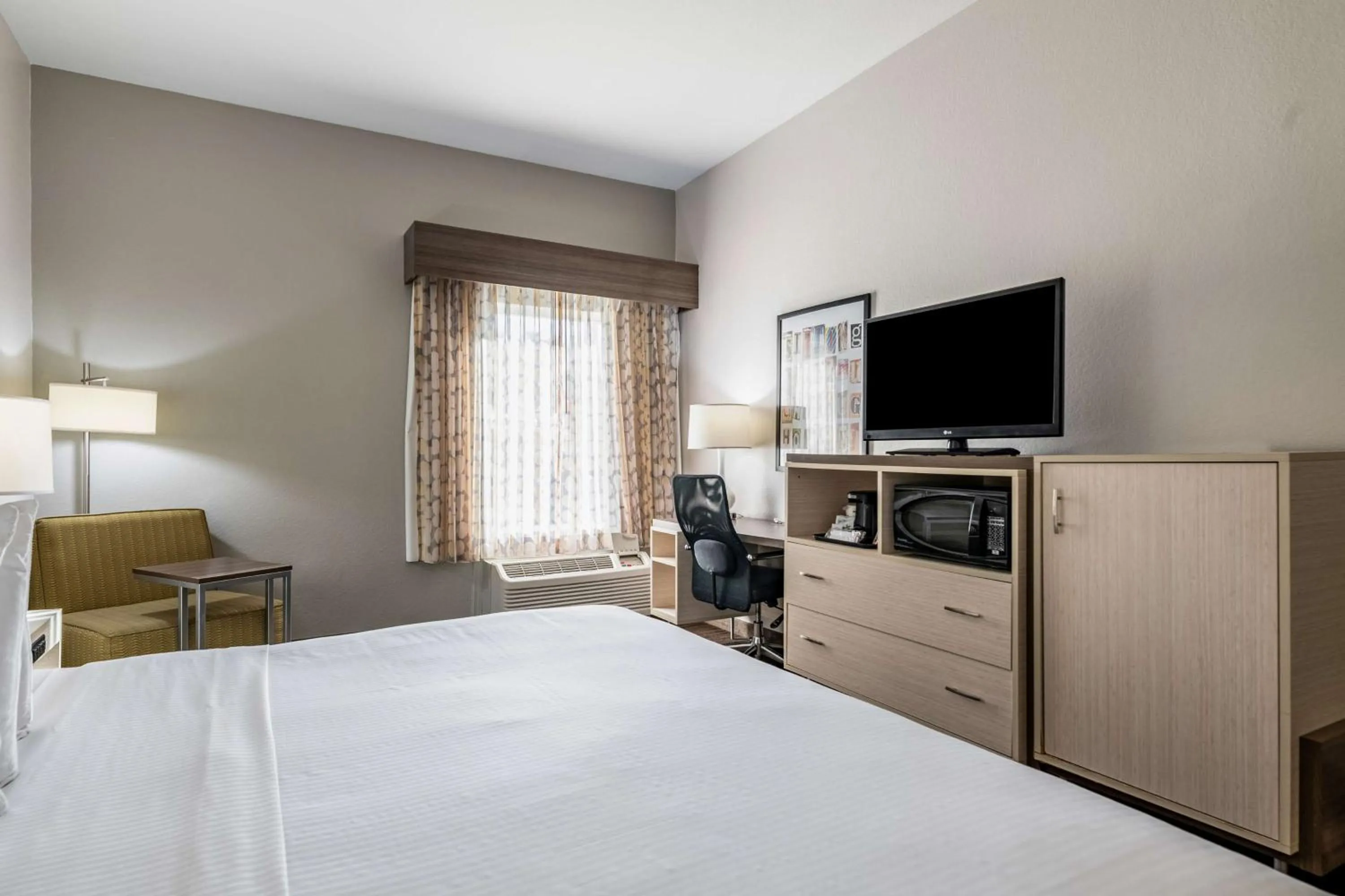 Bedroom, Bed in Best Western Auburndale Inn & Suites