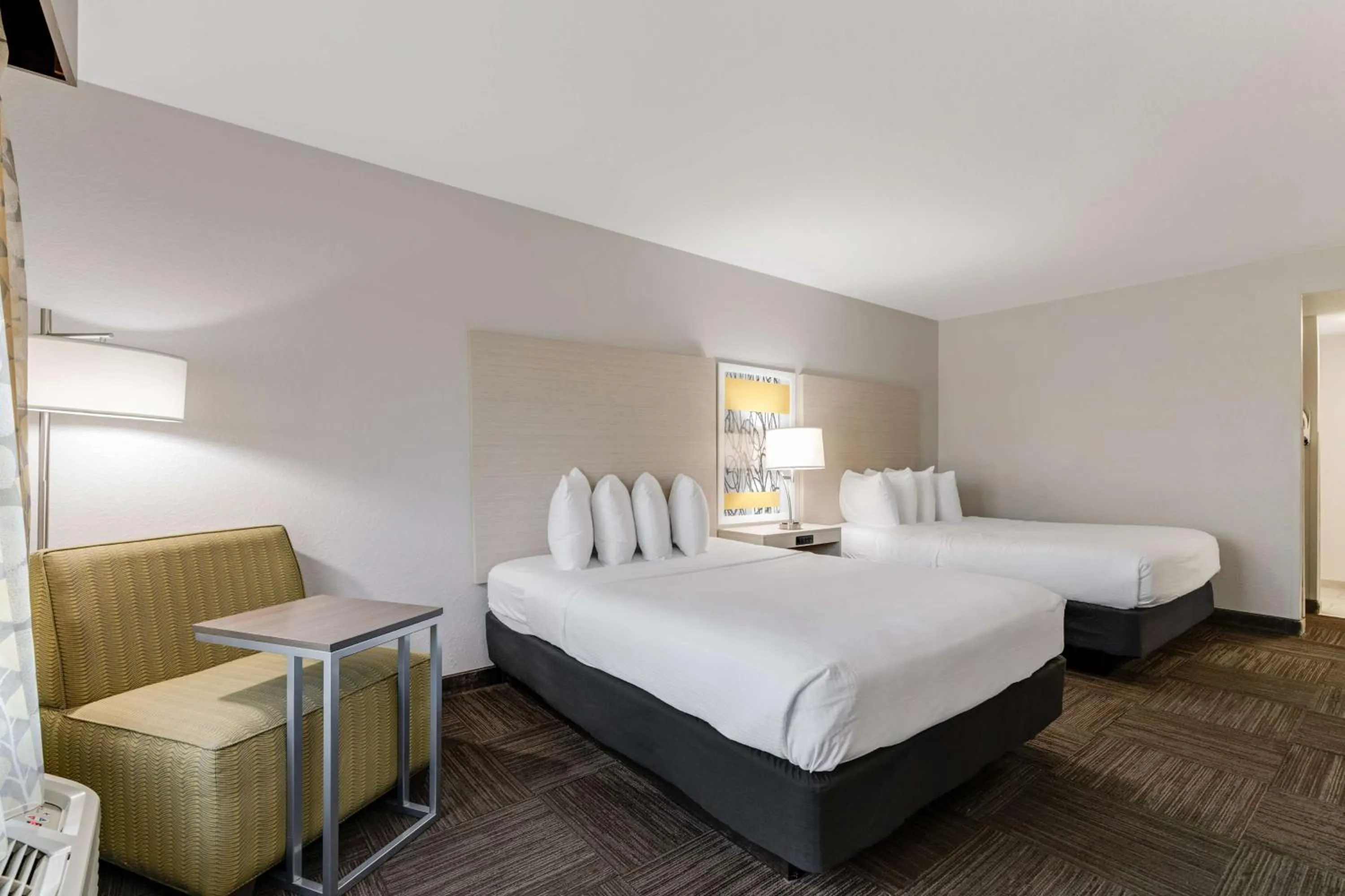 Bedroom, Bed in Best Western Auburndale Inn & Suites