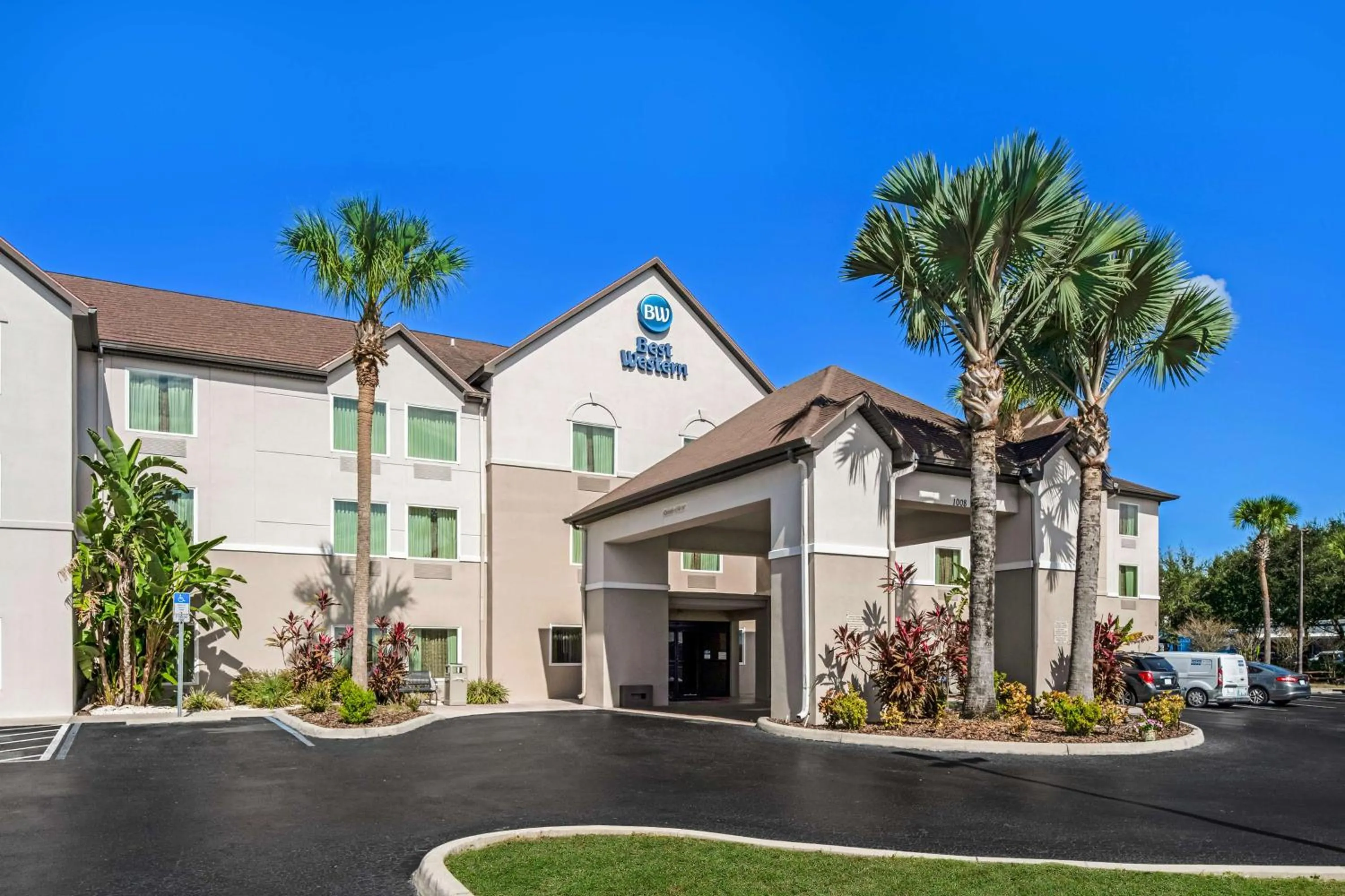Property building in Best Western Auburndale Inn & Suites