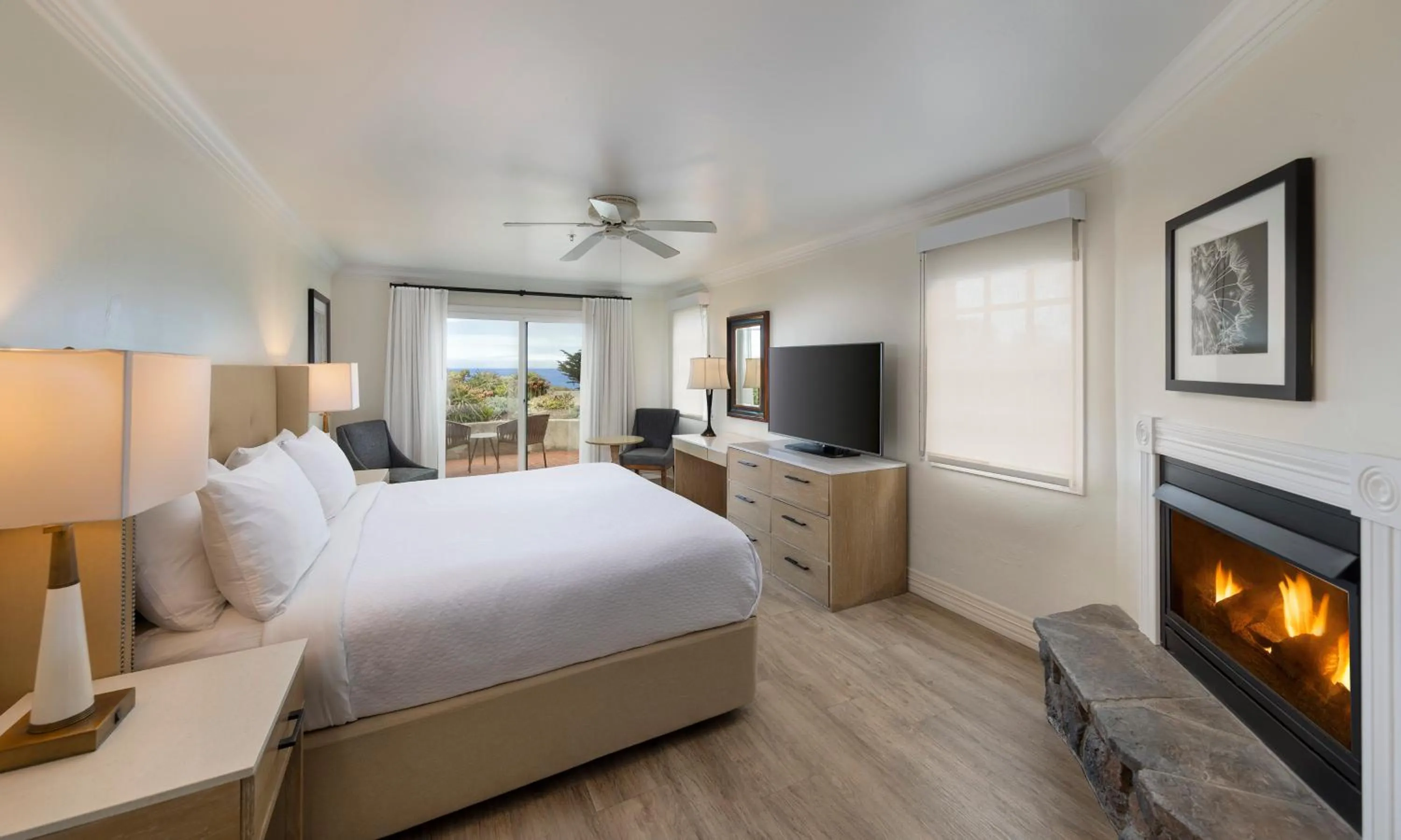 Bedroom, Bed in Pelican Inn & Suites