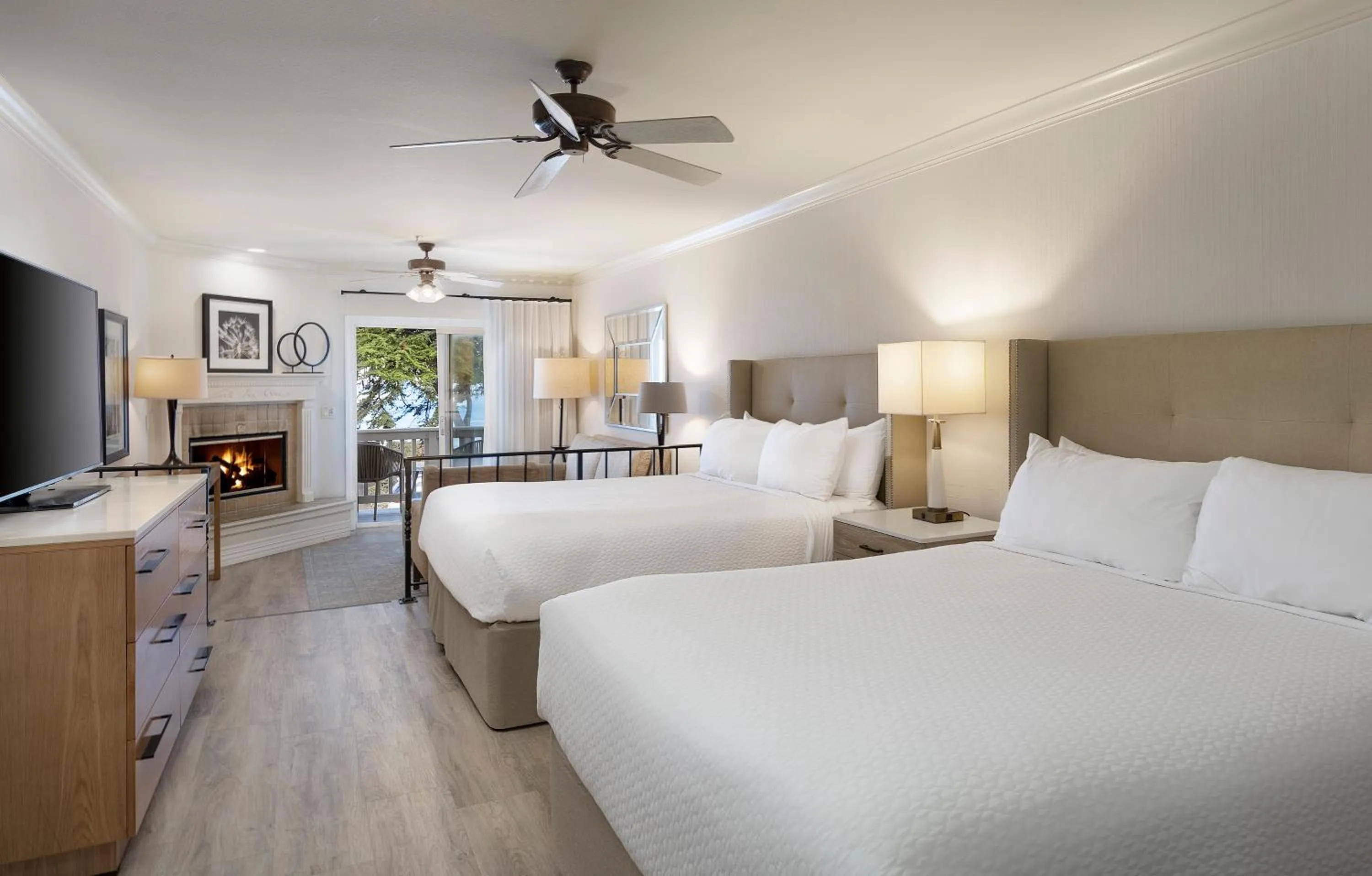 Bedroom, Bed in Pelican Inn & Suites