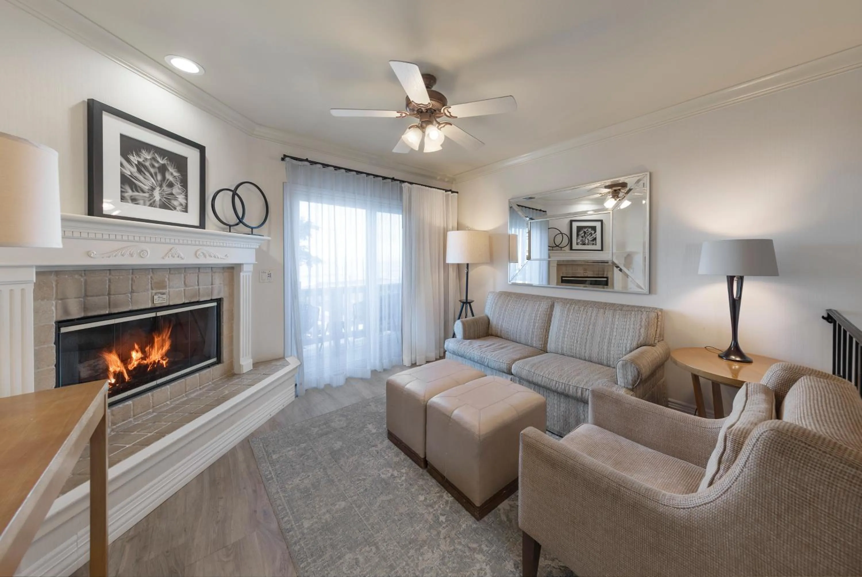 Living room in Pelican Inn & Suites