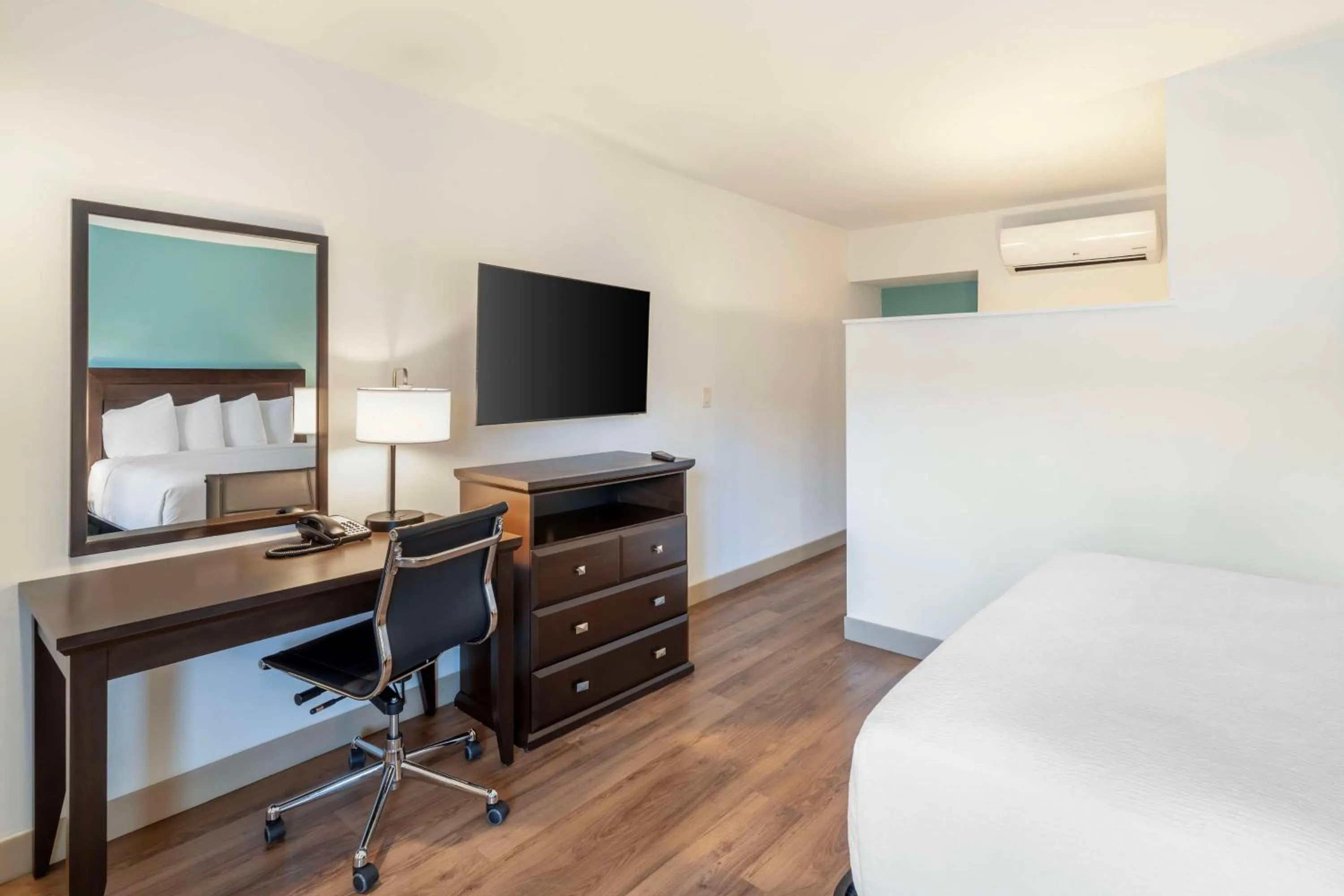 Bedroom, Bed in Best Western At Ventura Pier