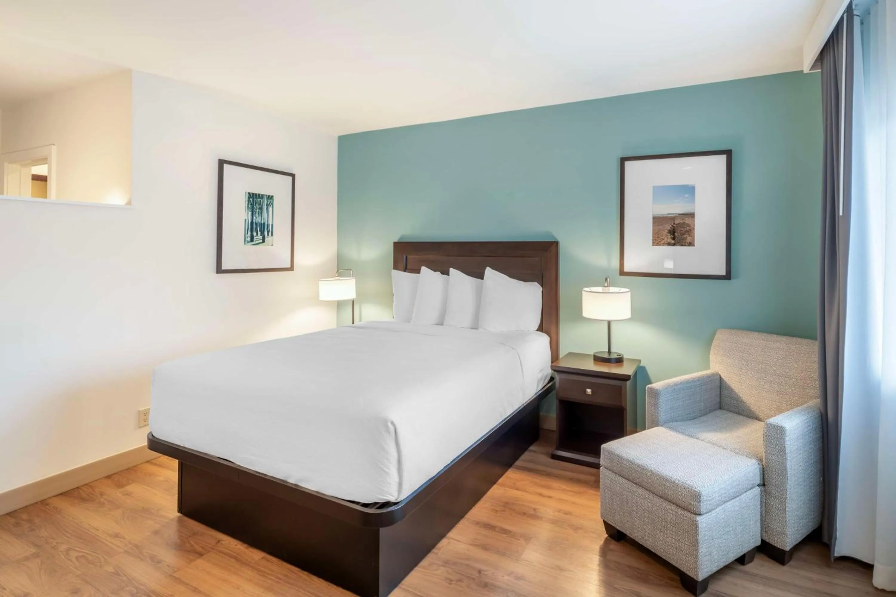 Bedroom, Bed in Best Western At Ventura Pier