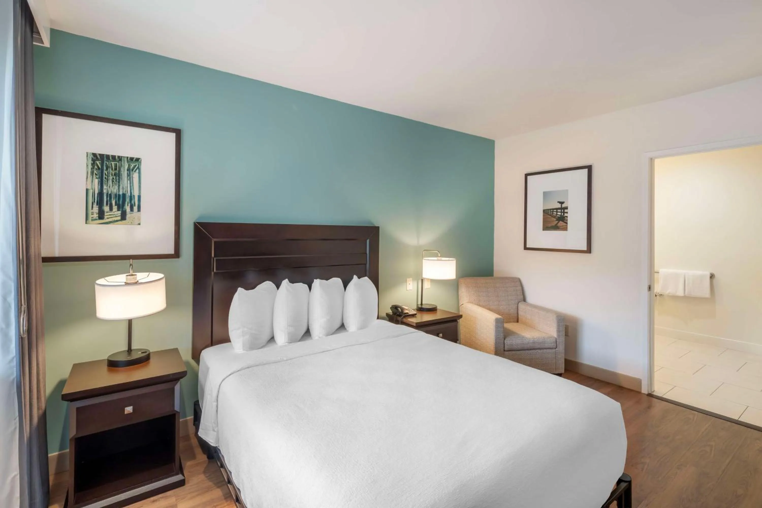 Bedroom, Bed in Best Western At Ventura Pier