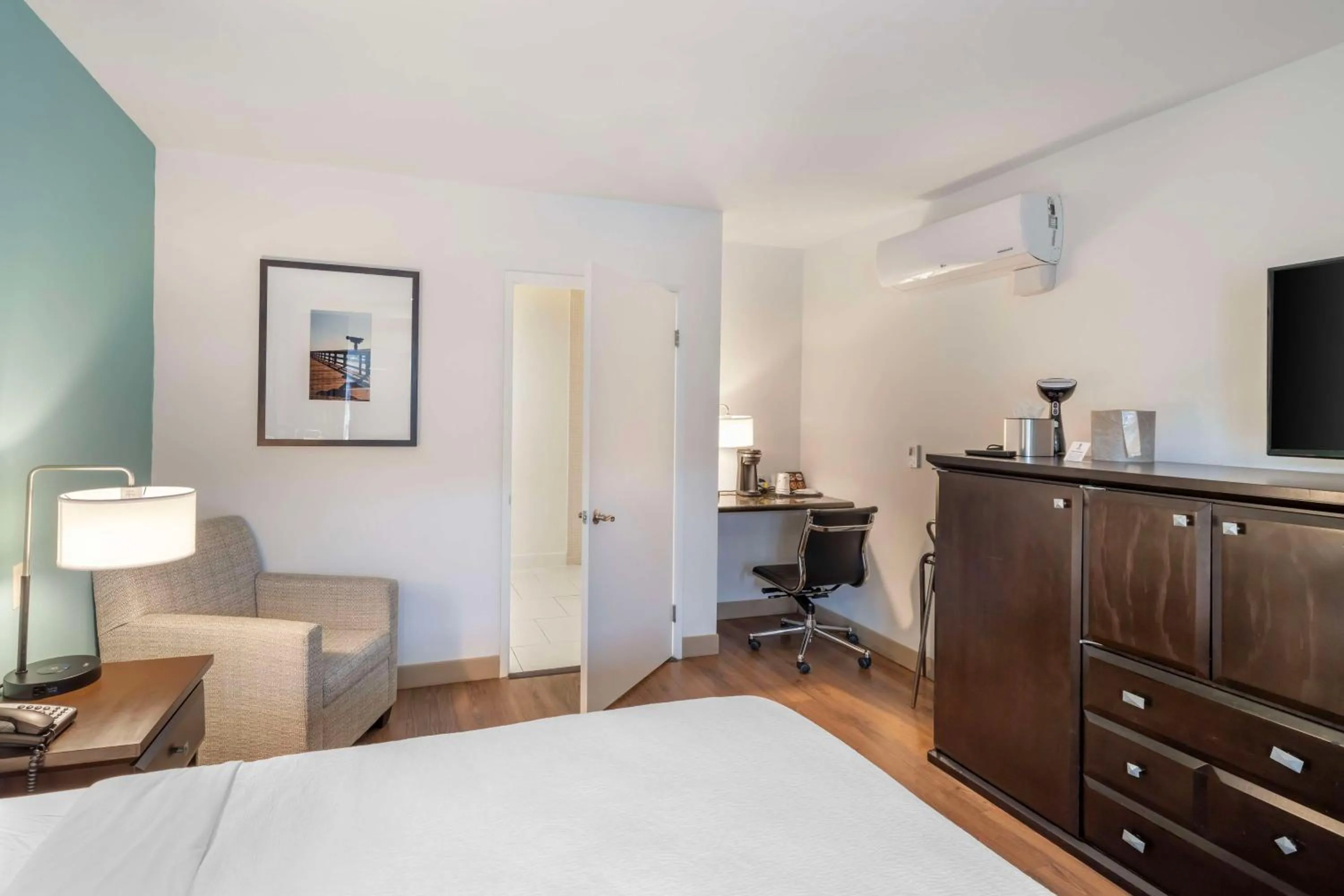 Bedroom, Bed in Best Western At Ventura Pier