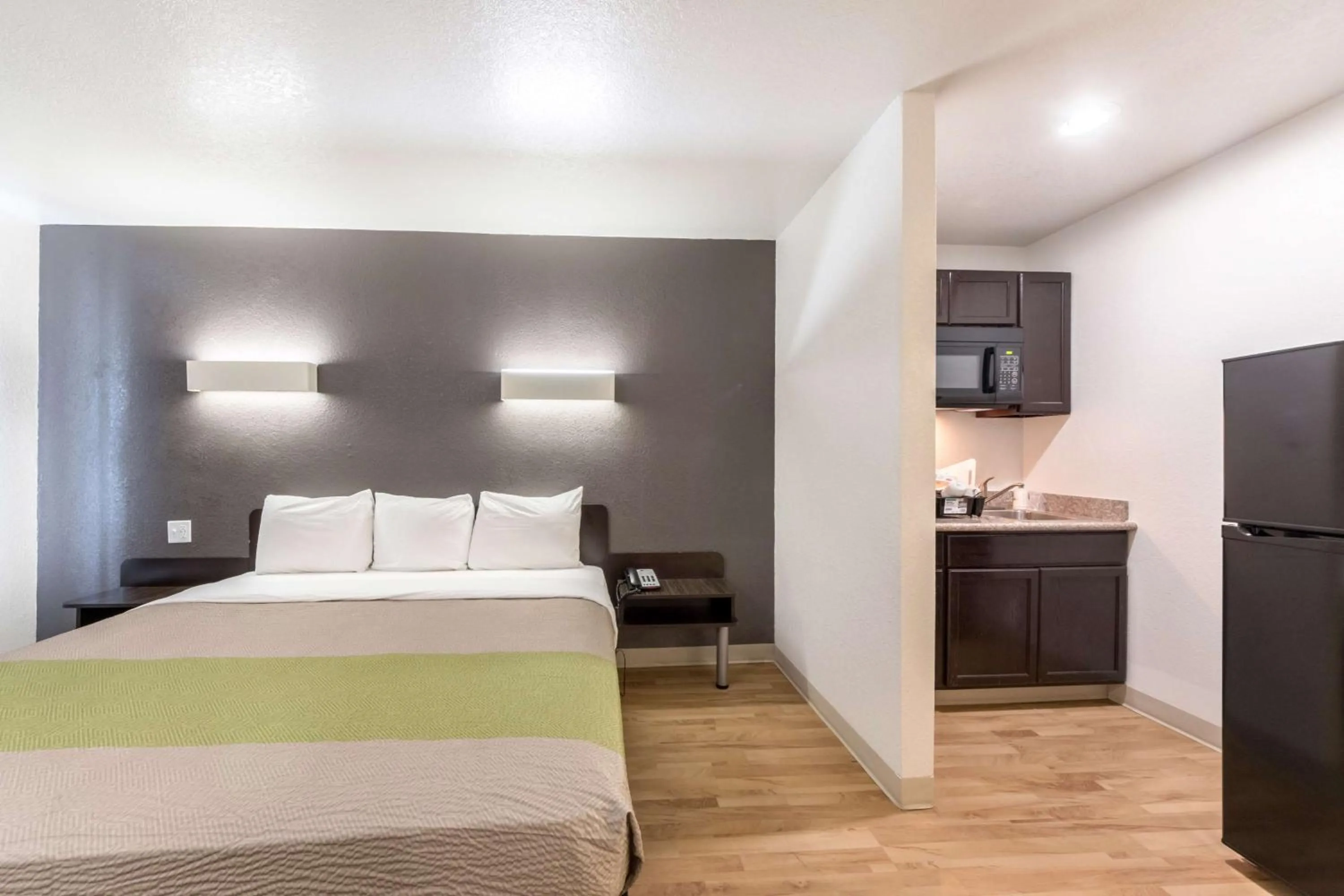 Kitchen or kitchenette, Bed in Studio 6-San Antonio, TX - Fort Sam Houston Area