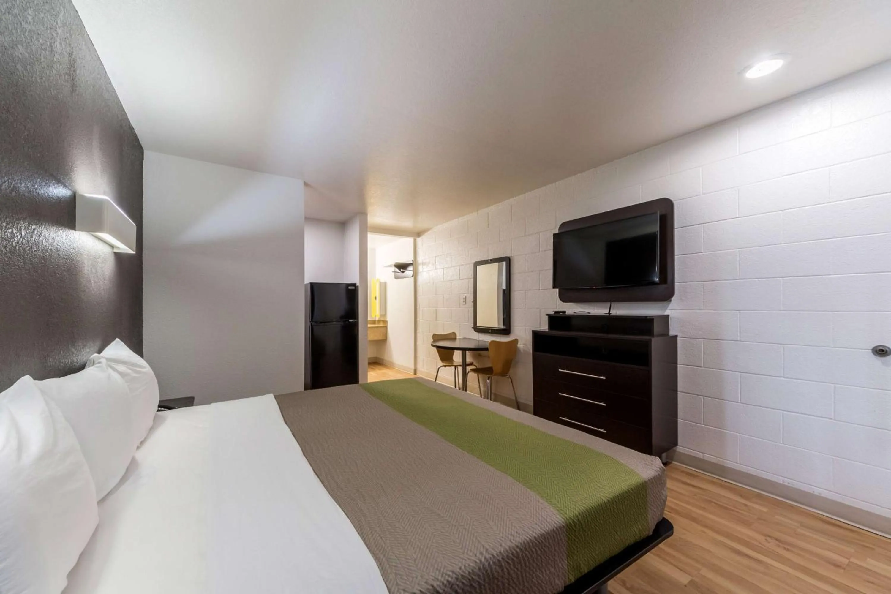 TV and multimedia, Bed in Studio 6-San Antonio, TX - Fort Sam Houston Area