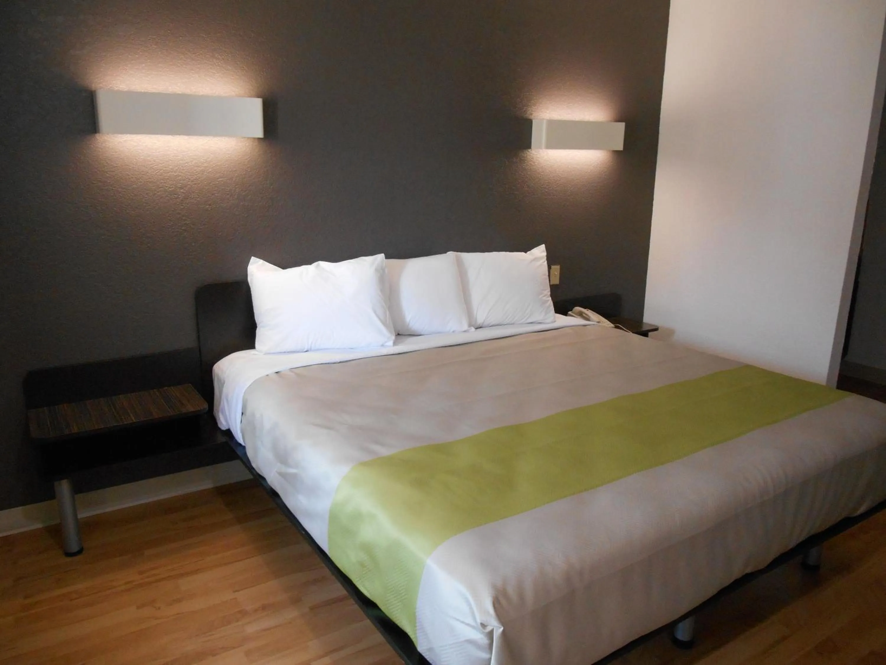 Bedroom, Bed in Studio 6-San Antonio, TX - Fort Sam Houston Area