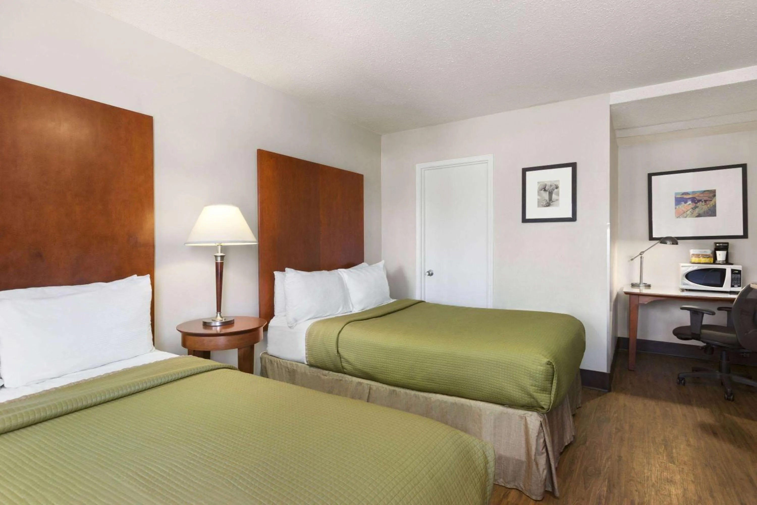 Photo of the whole room in Thriftlodge Saskatoon