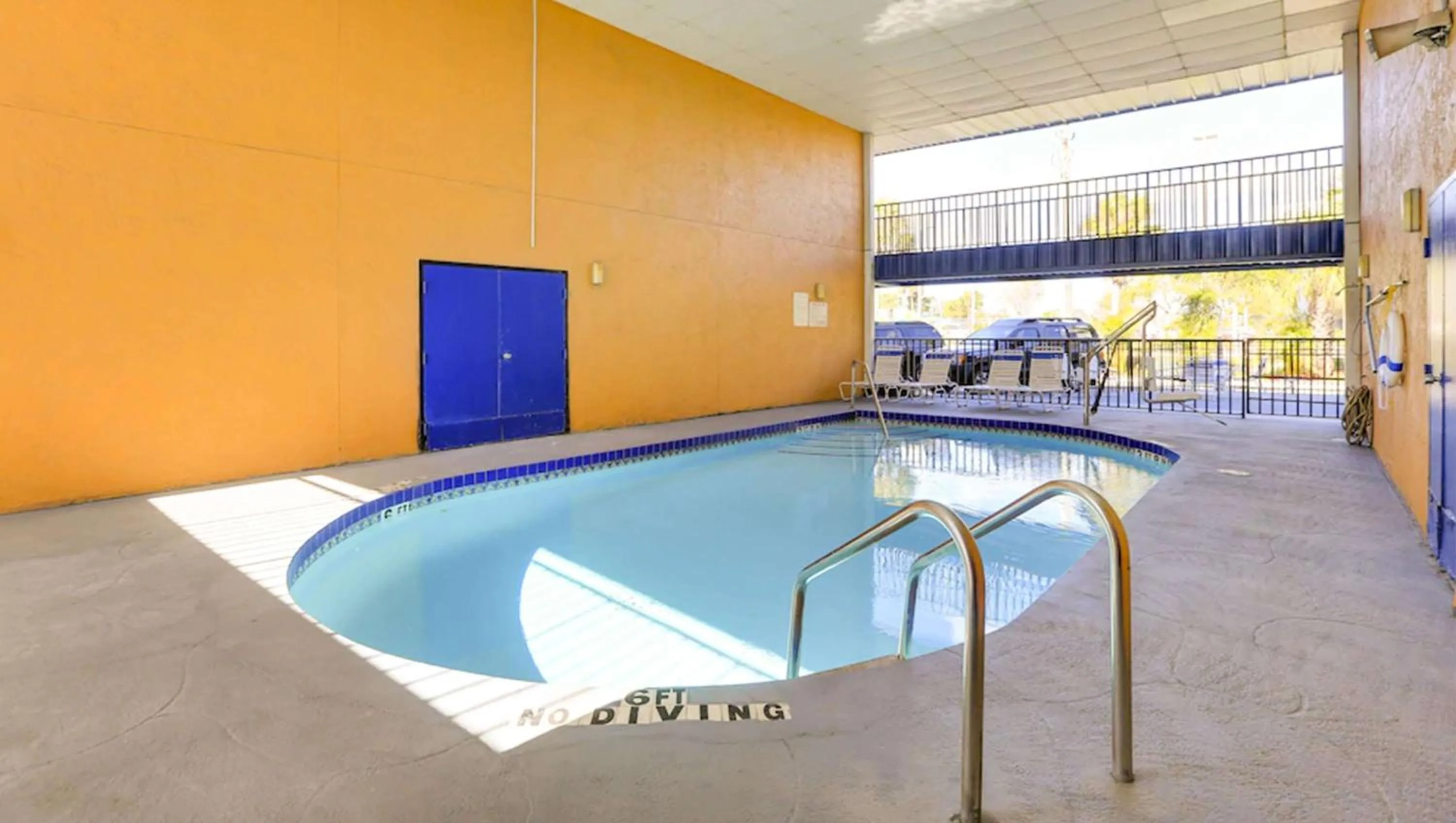 Swimming pool in Magnuson Hotel Bradenton