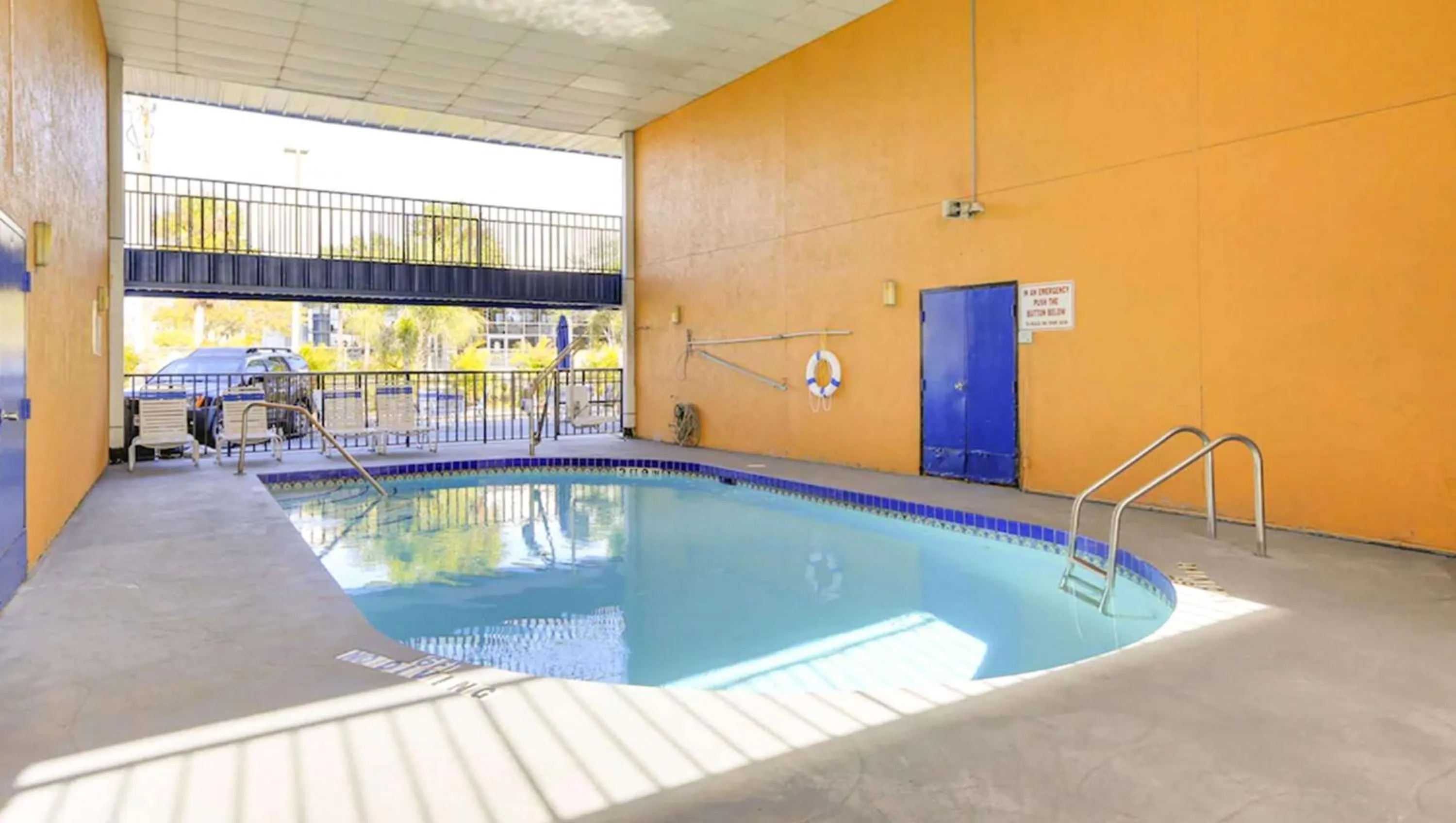 Swimming pool in Magnuson Hotel Bradenton