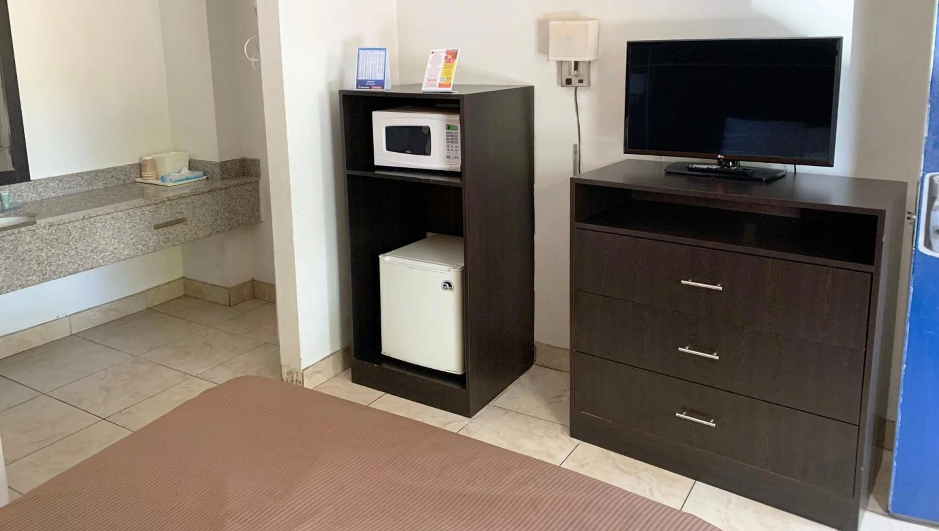 Bedroom in Magnuson Hotel Bradenton