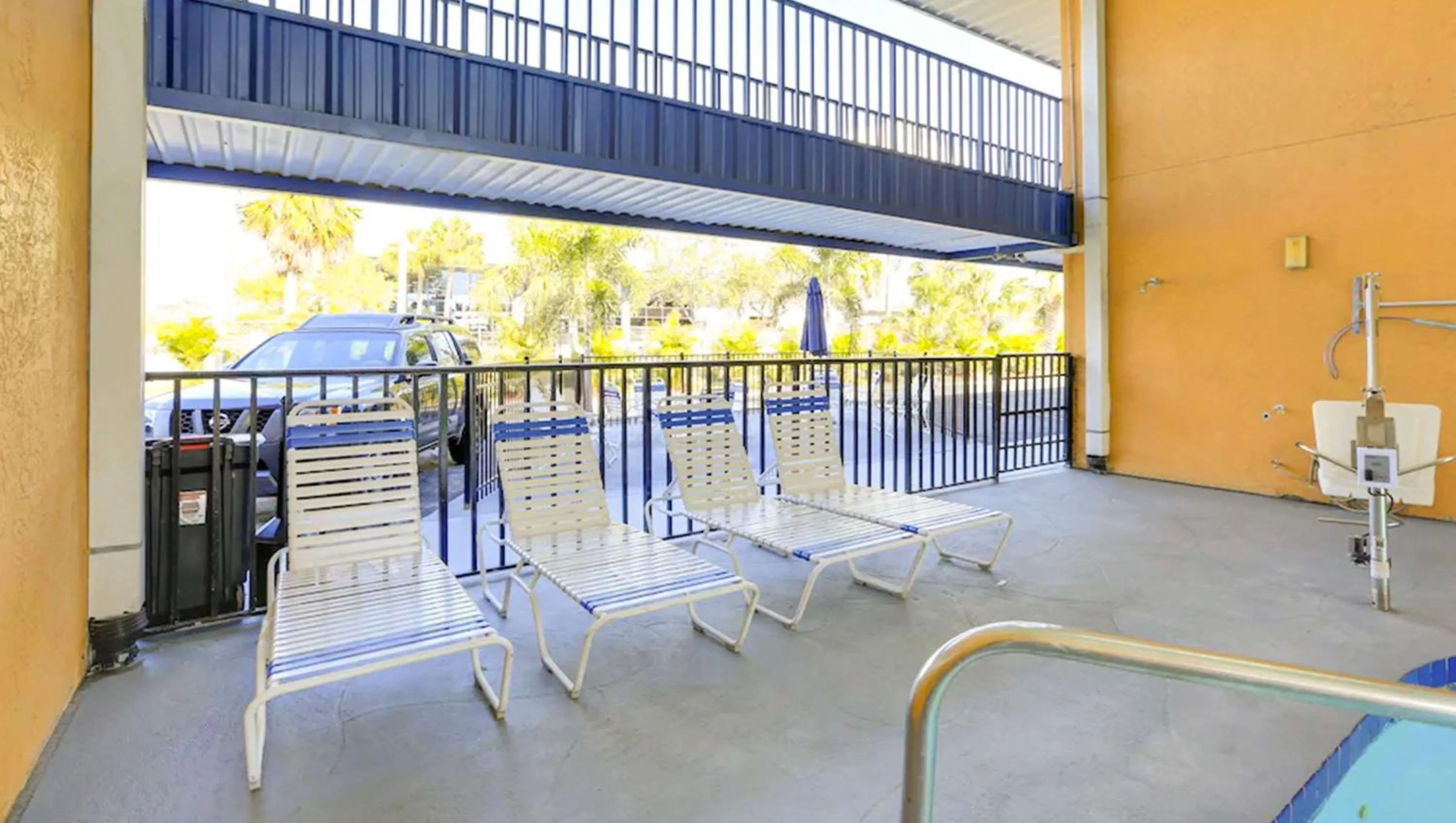 Swimming pool in Magnuson Hotel Bradenton