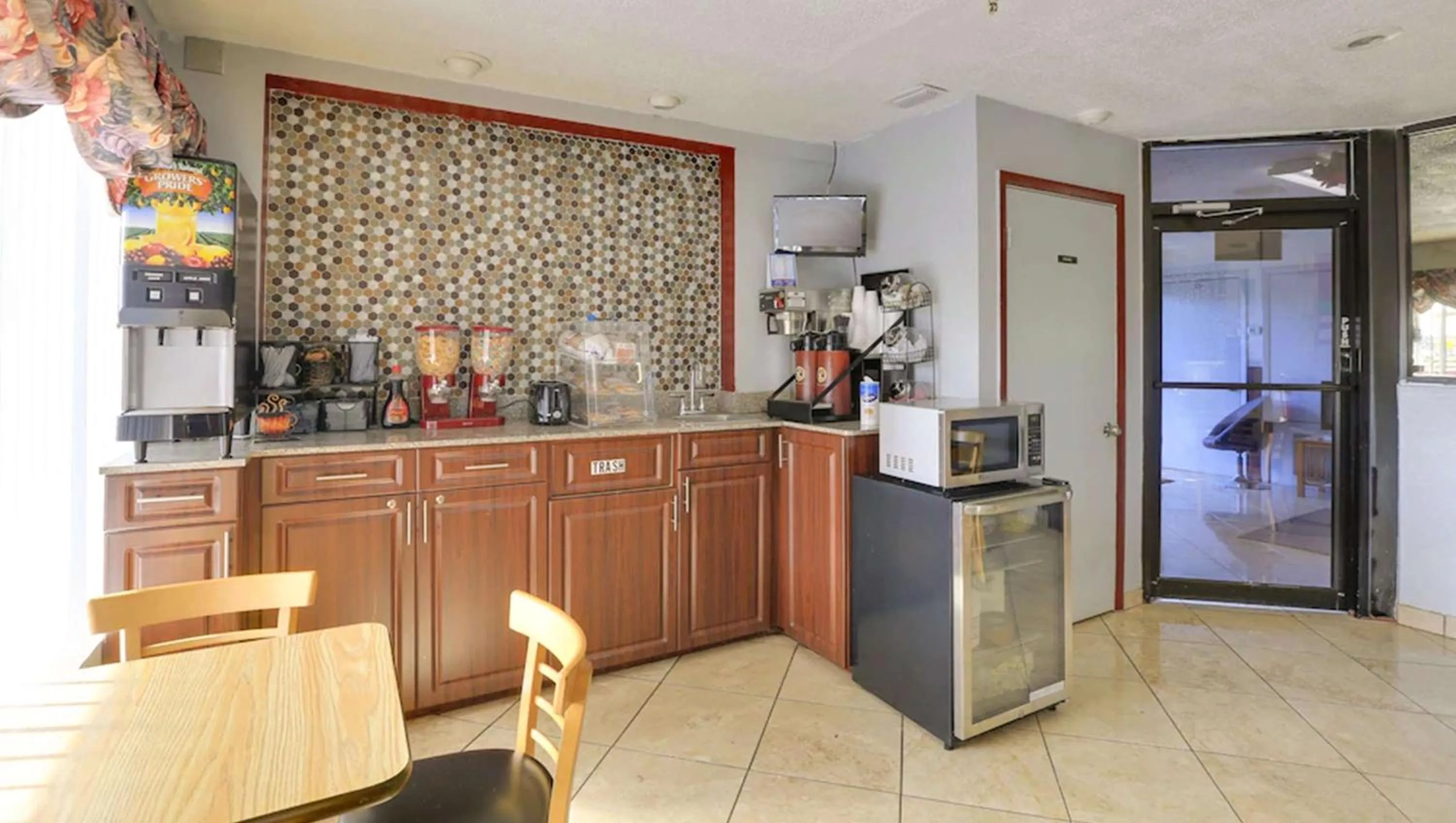 Breakfast in Magnuson Hotel Bradenton