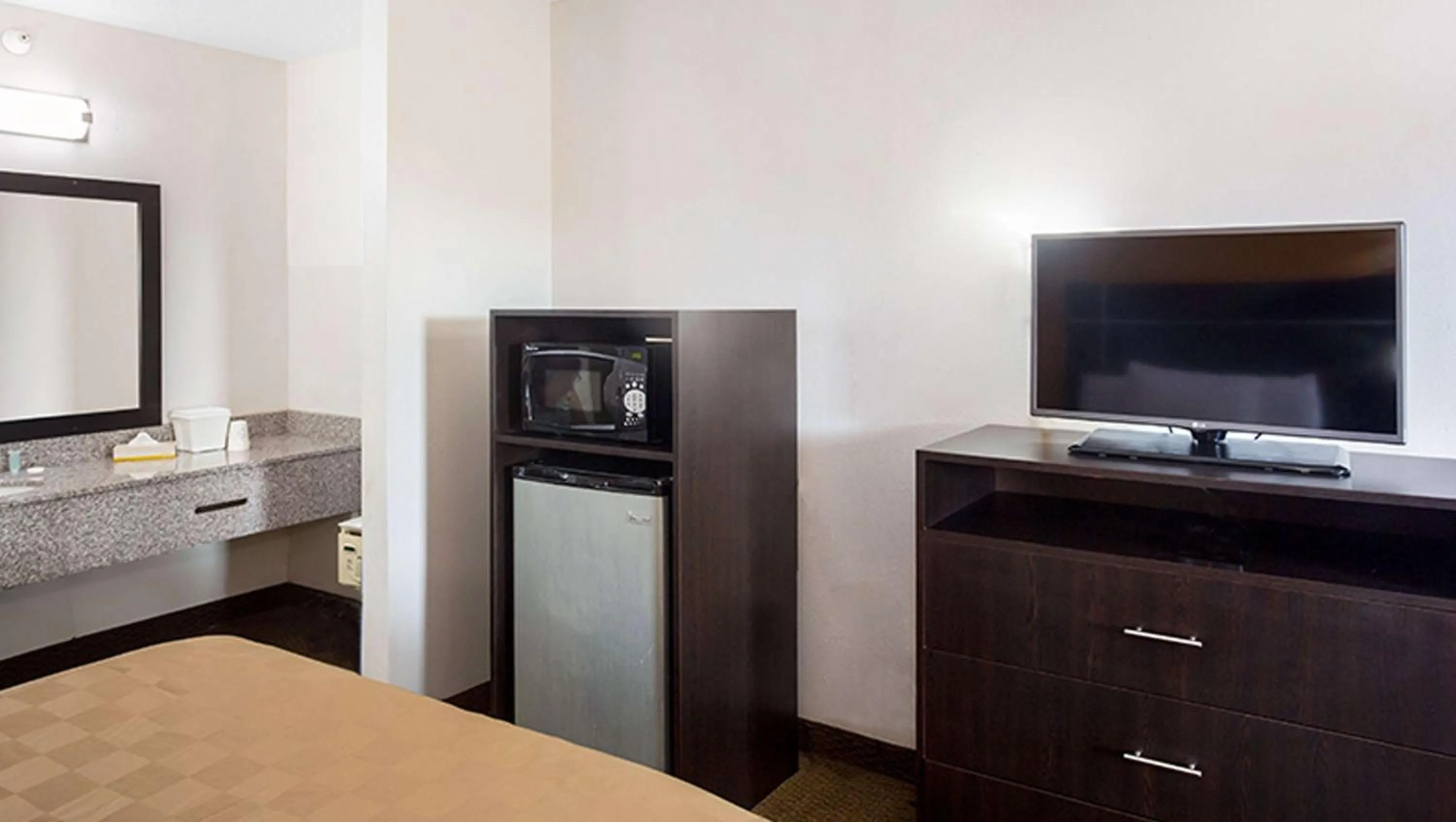 Photo of the whole room, Bed in Magnuson Hotel Bradenton