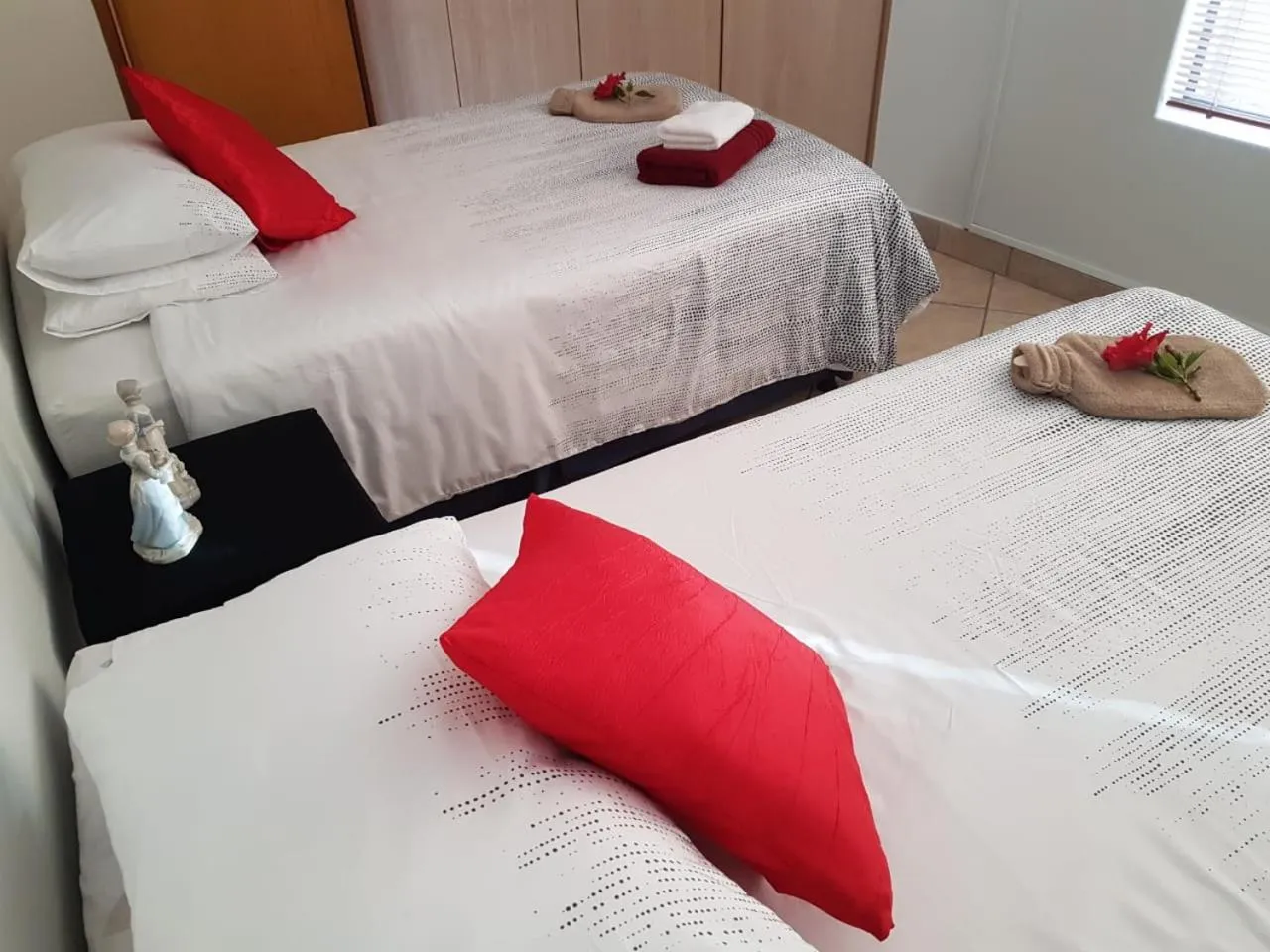 Photo of the whole room, Bed in Eagle's Rest