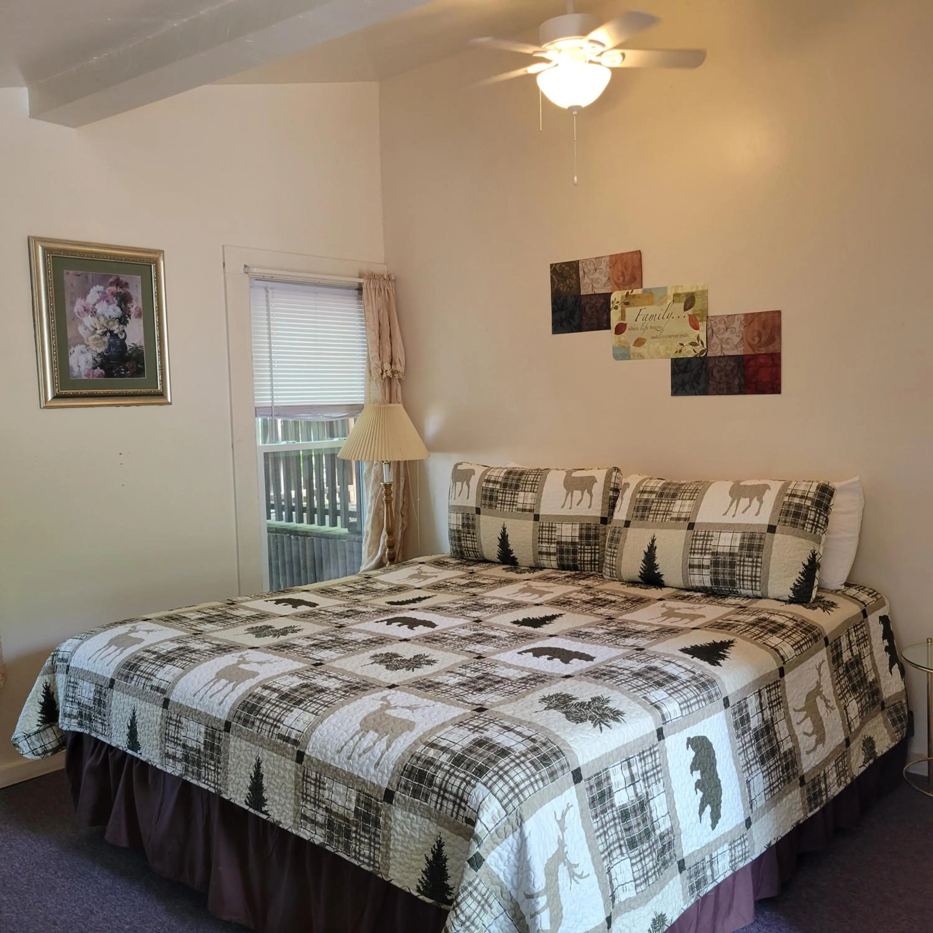 Photo of the whole room, Bed in Weirs Beach Motel & Cottages