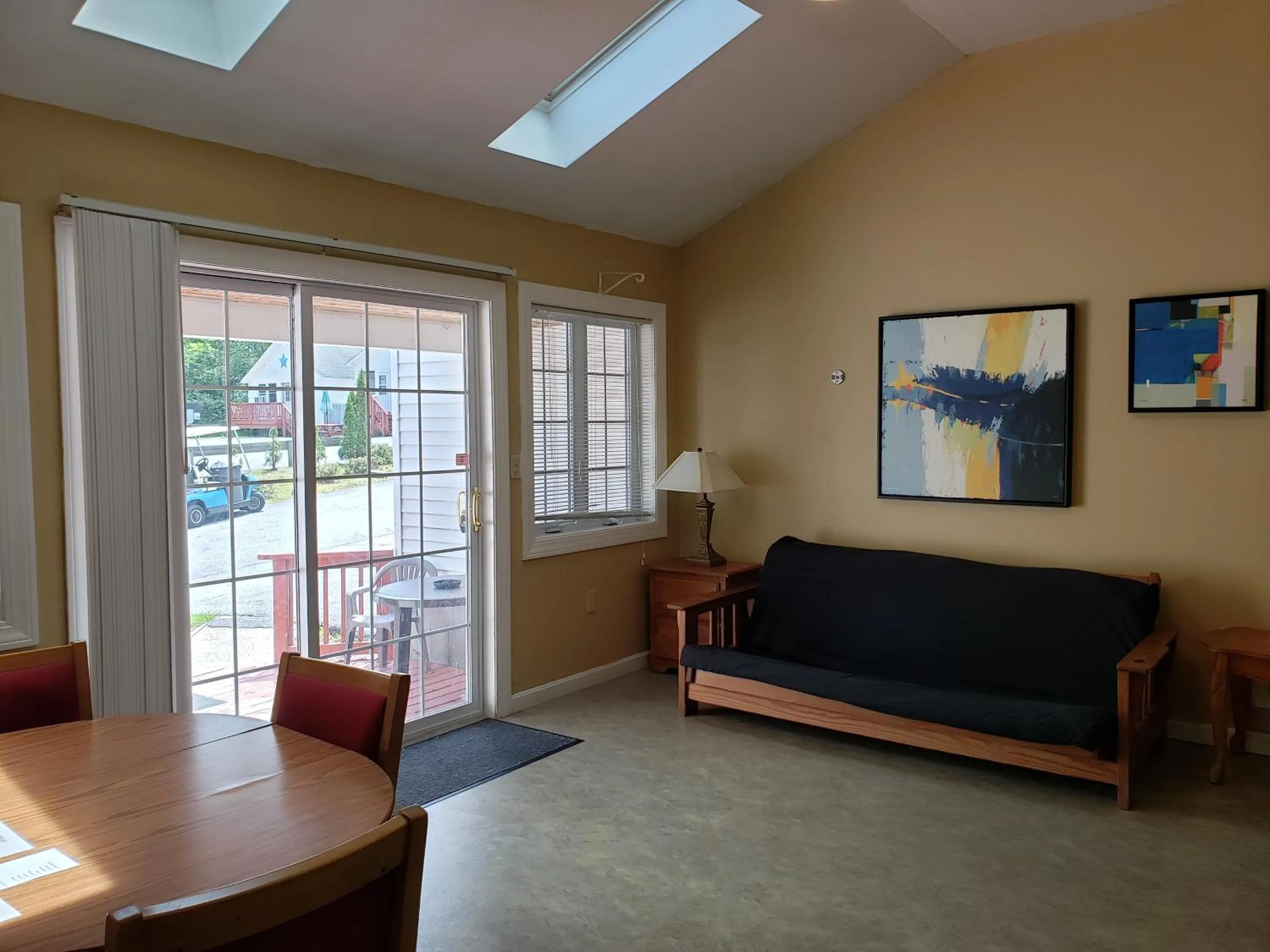 Seating area in Weirs Beach Motel & Cottages