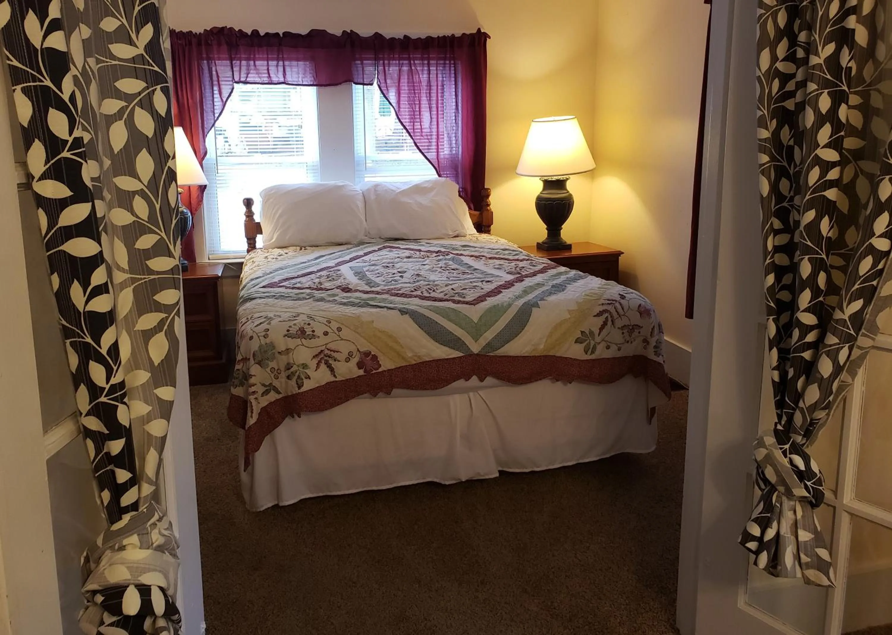 Bedroom, Bed in Weirs Beach Motel & Cottages