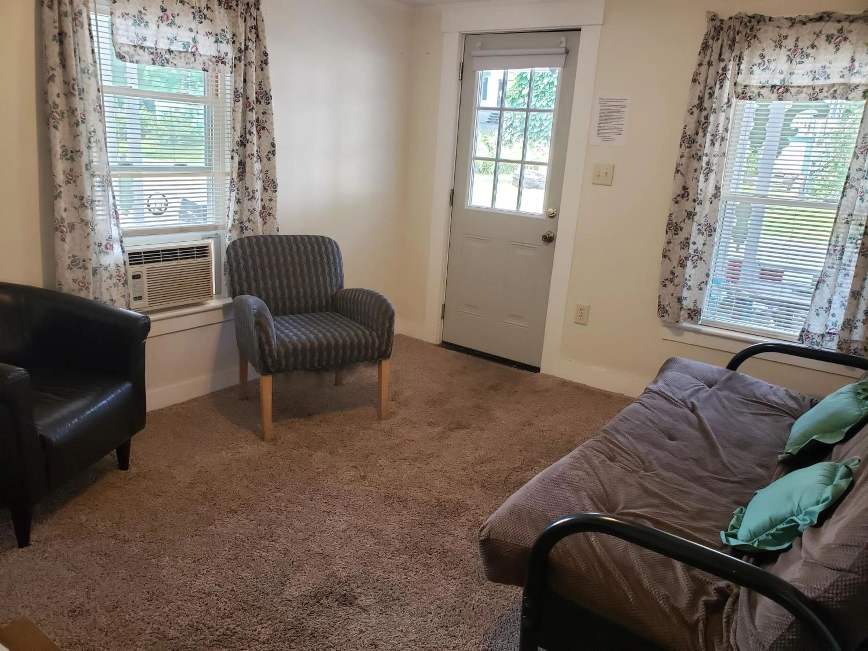 Seating area in Weirs Beach Motel & Cottages