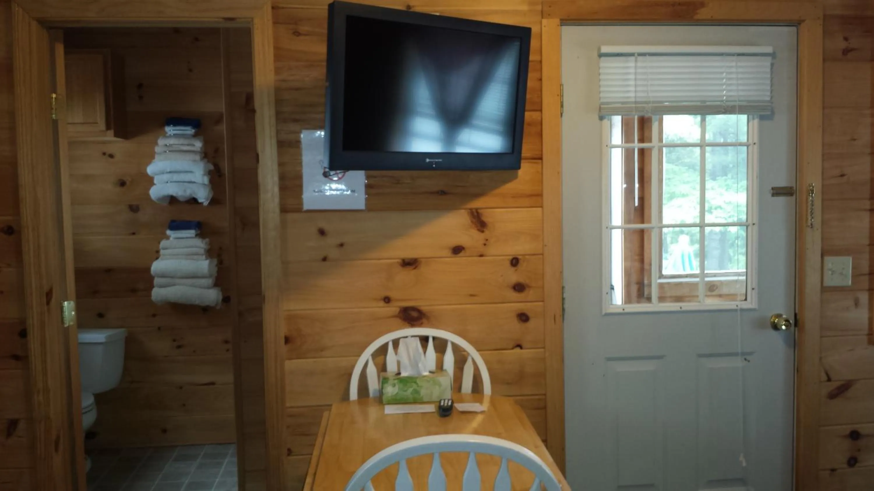 TV and multimedia in Weirs Beach Motel & Cottages
