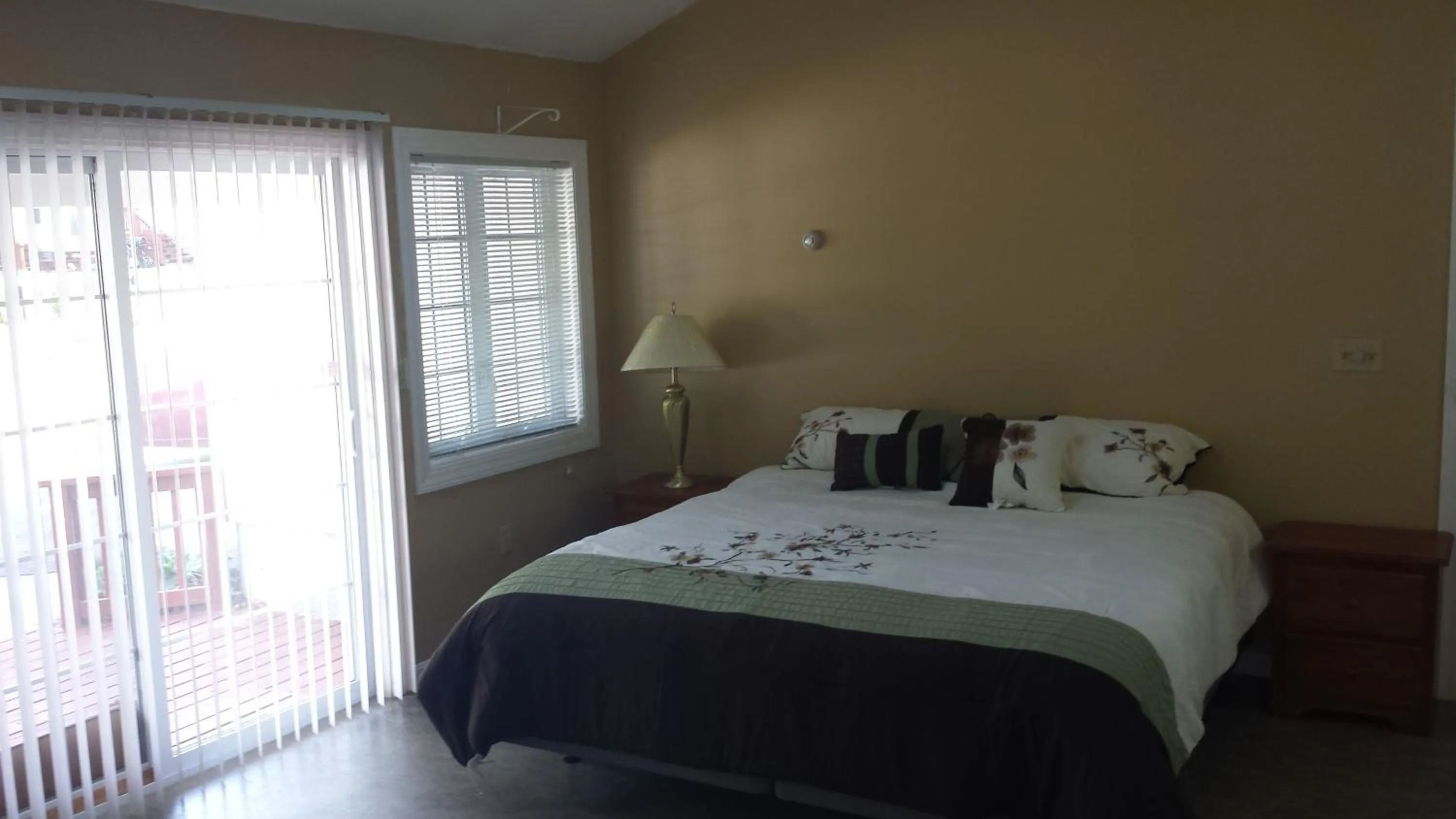 Balcony/Terrace, Bed in Weirs Beach Motel & Cottages