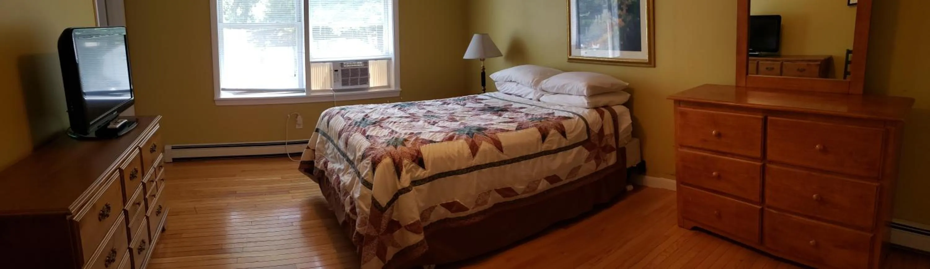 Bedroom, Bed in Weirs Beach Motel & Cottages
