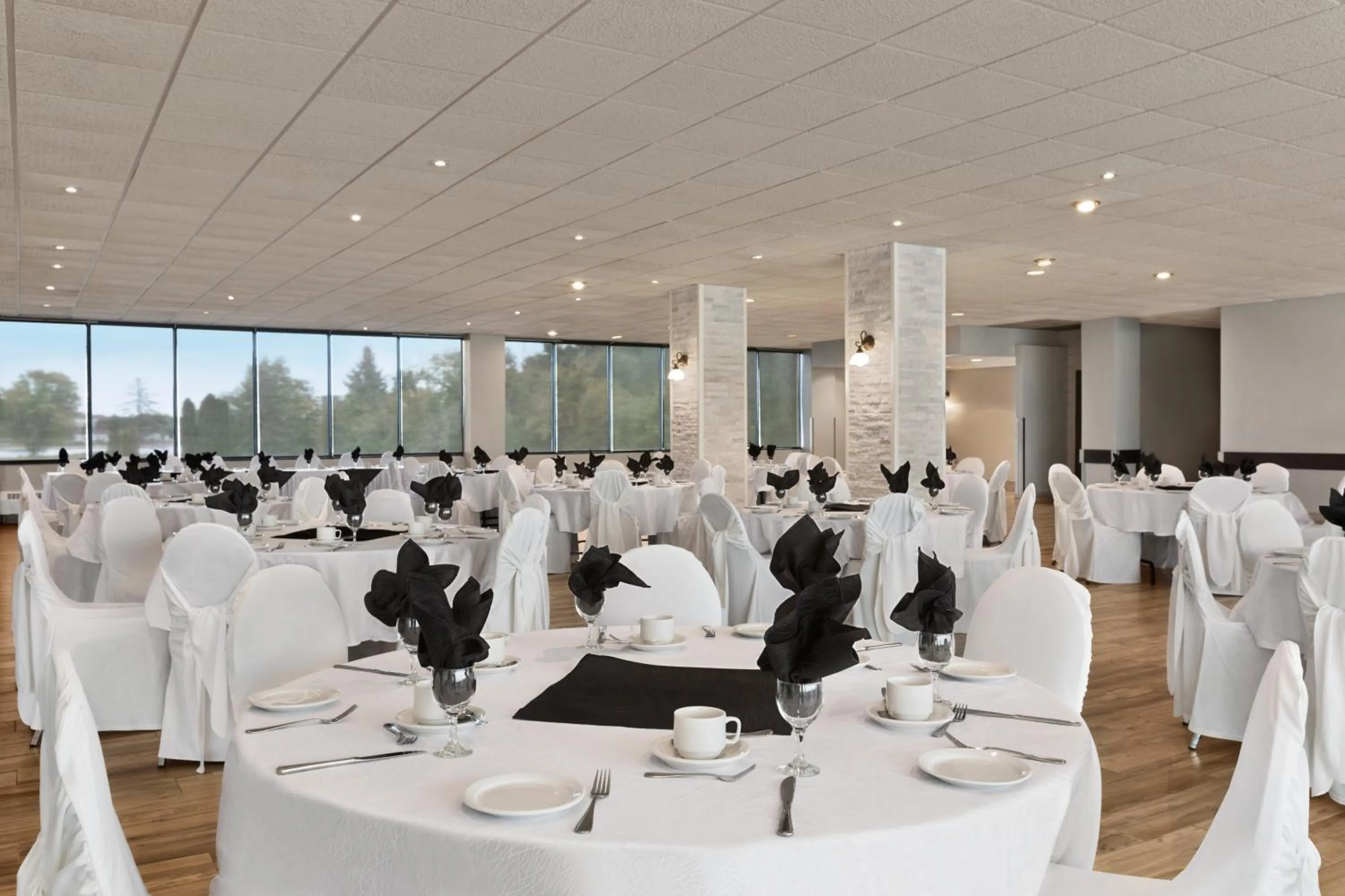 Banquet/Function facilities in Ramada by Wyndham Belleville Harbourview Conference Center