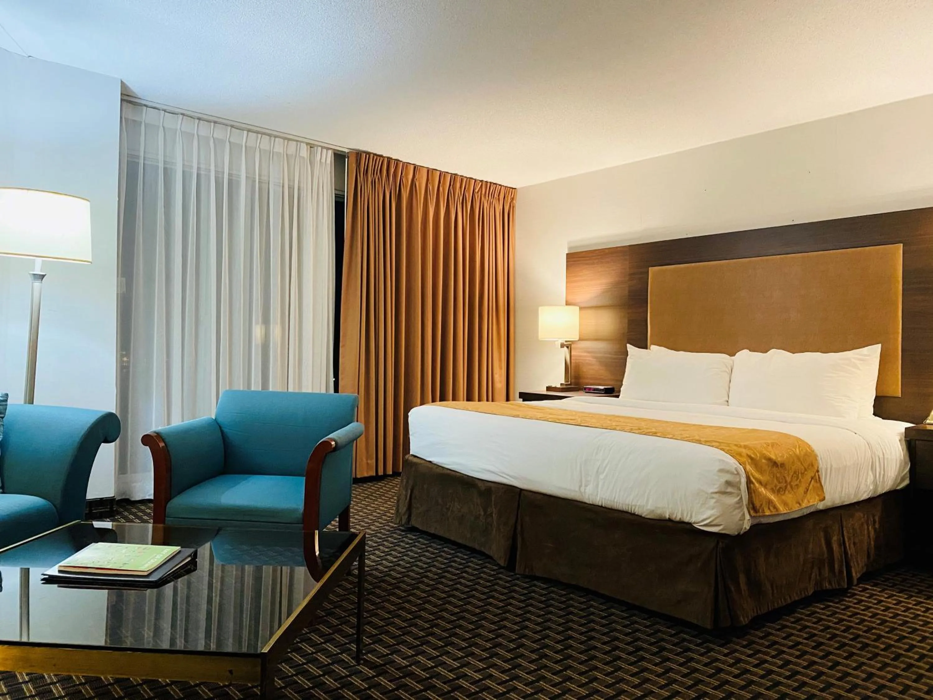 Bedroom, Bed in Ramada by Wyndham Belleville Harbourview Conference Center