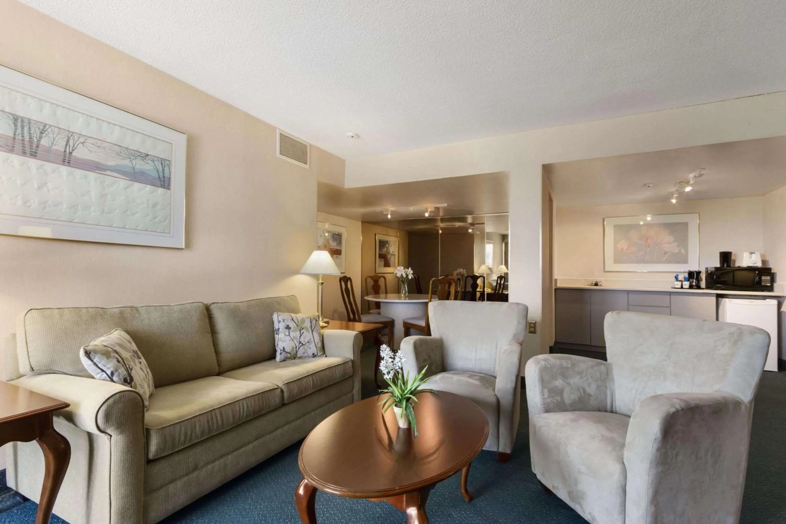 Living room in Ramada by Wyndham Belleville Harbourview Conference Center