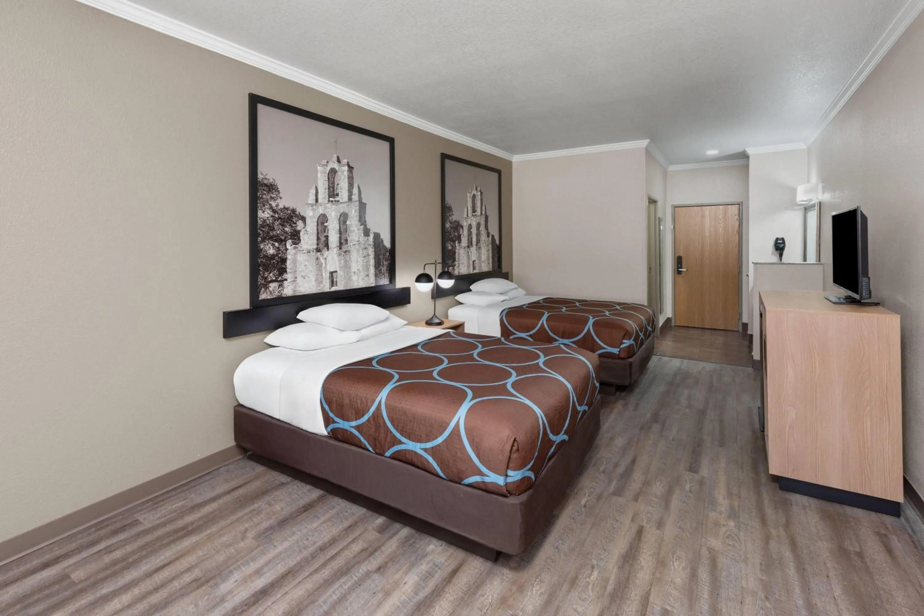 Photo of the whole room, Bed in Super 8 by Wyndham San Antonio/Alamodome Area