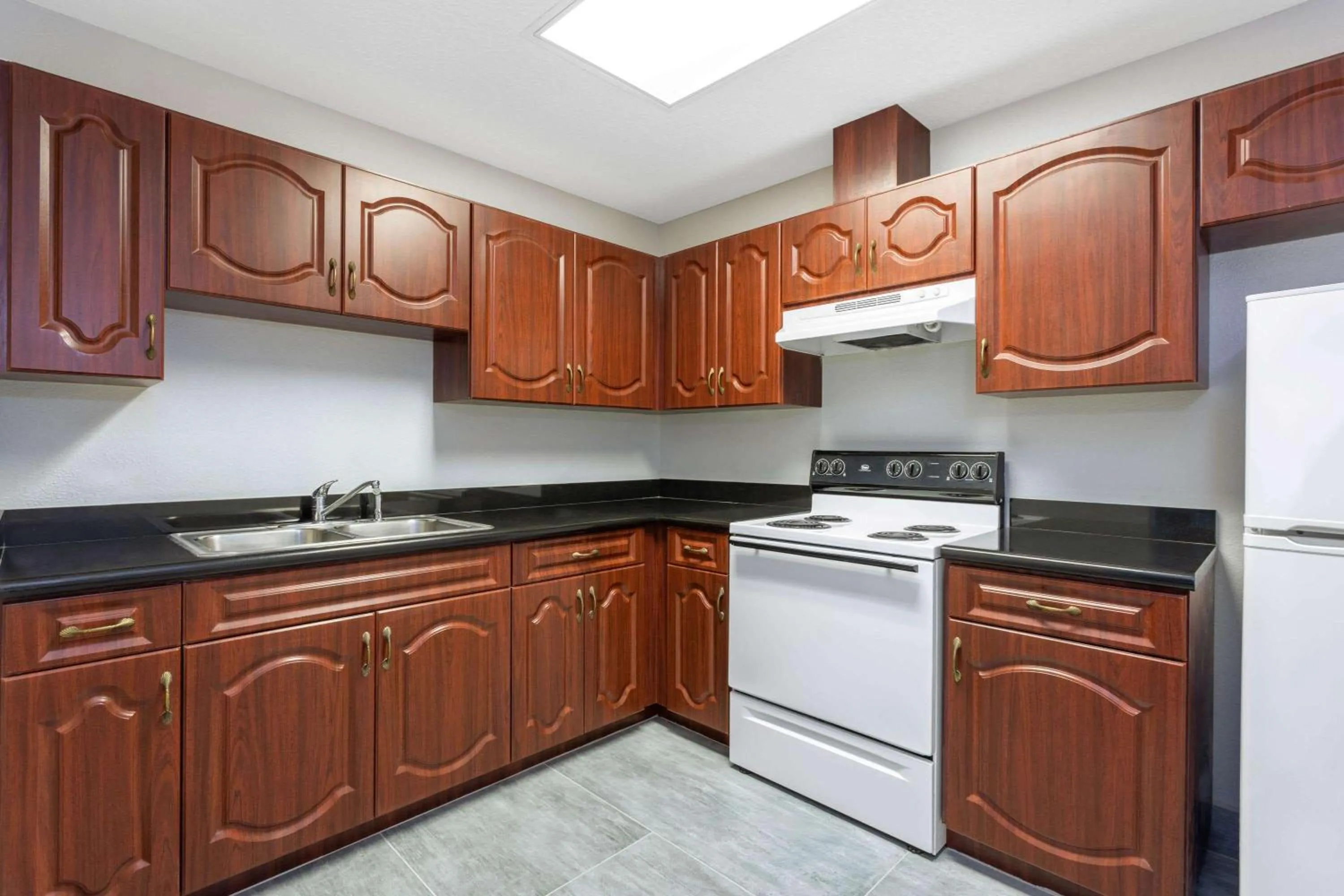 Kitchen or kitchenette in La Quinta by Wyndham Tampa Central
