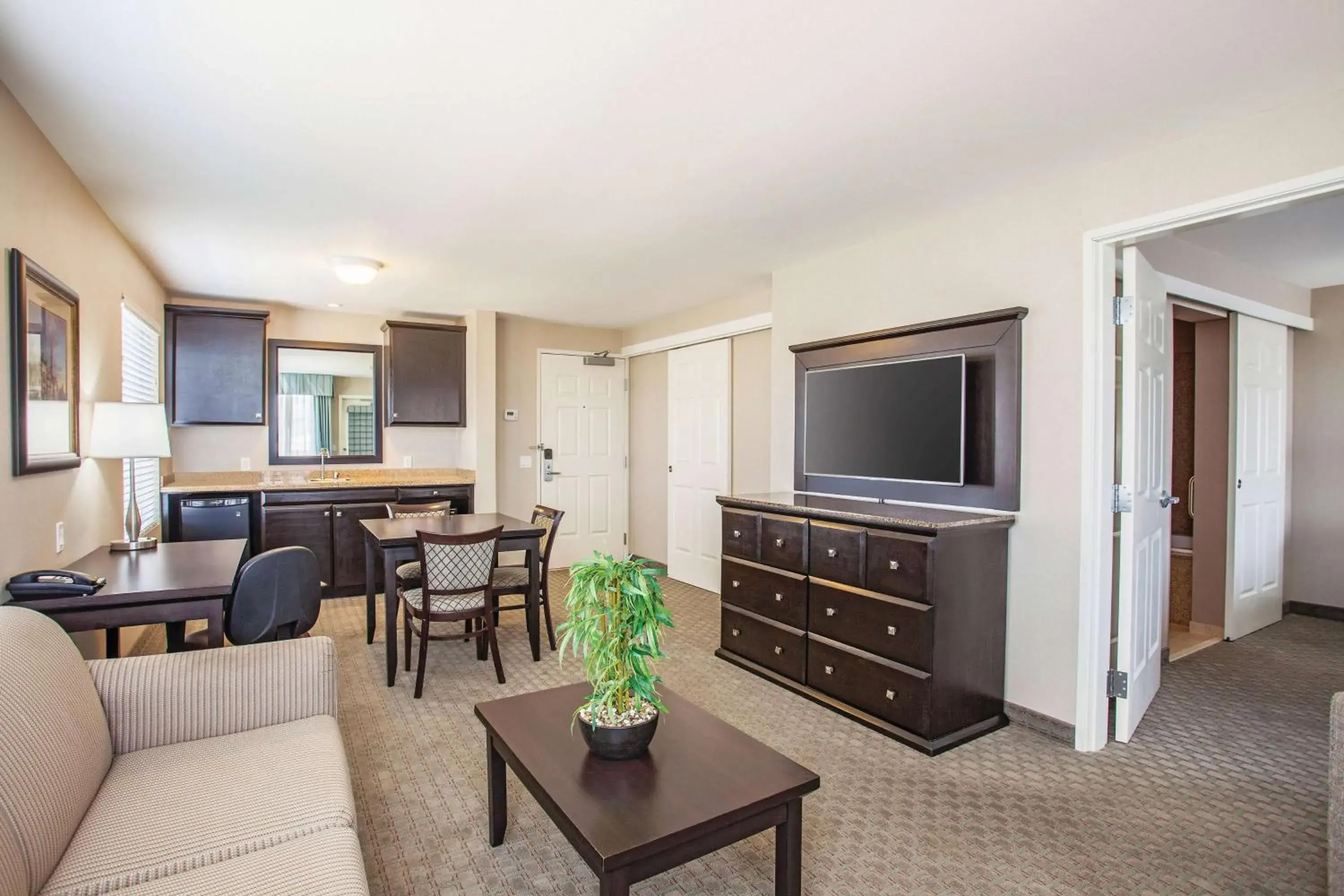 1 King Bed, 2 Room Suite, Oversize Jetted Tub, Balcony, Non-Smoking in La Quinta by Wyndham Paso Robles 1 King Bed, 2 Room Suite, Oversize Jetted Tub, Balcony, Non-Smoking in La Quinta by Wyndham Paso Robles