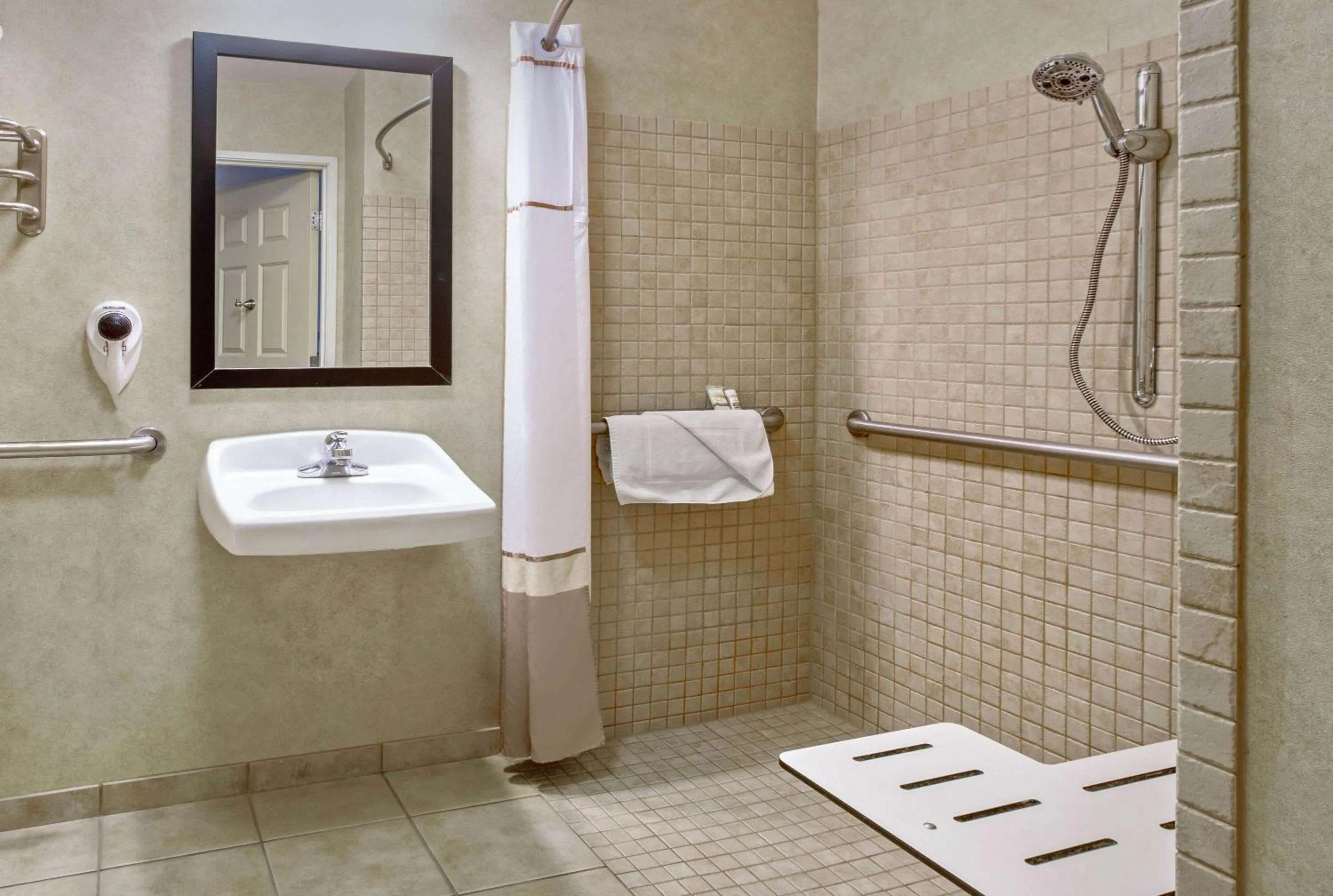 Shower in La Quinta by Wyndham Paso Robles