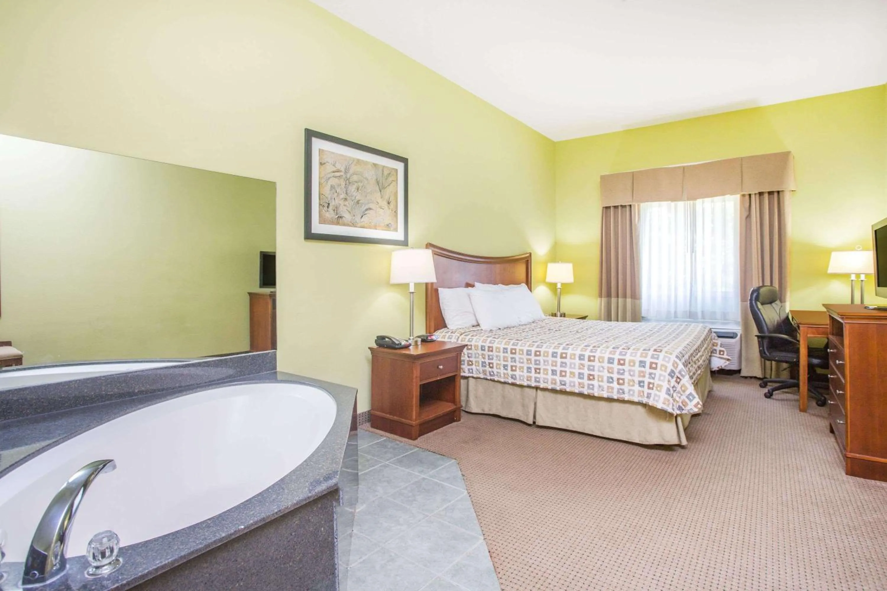 Bath, Bed in Days Inn & Suites by Wyndham Swainsboro