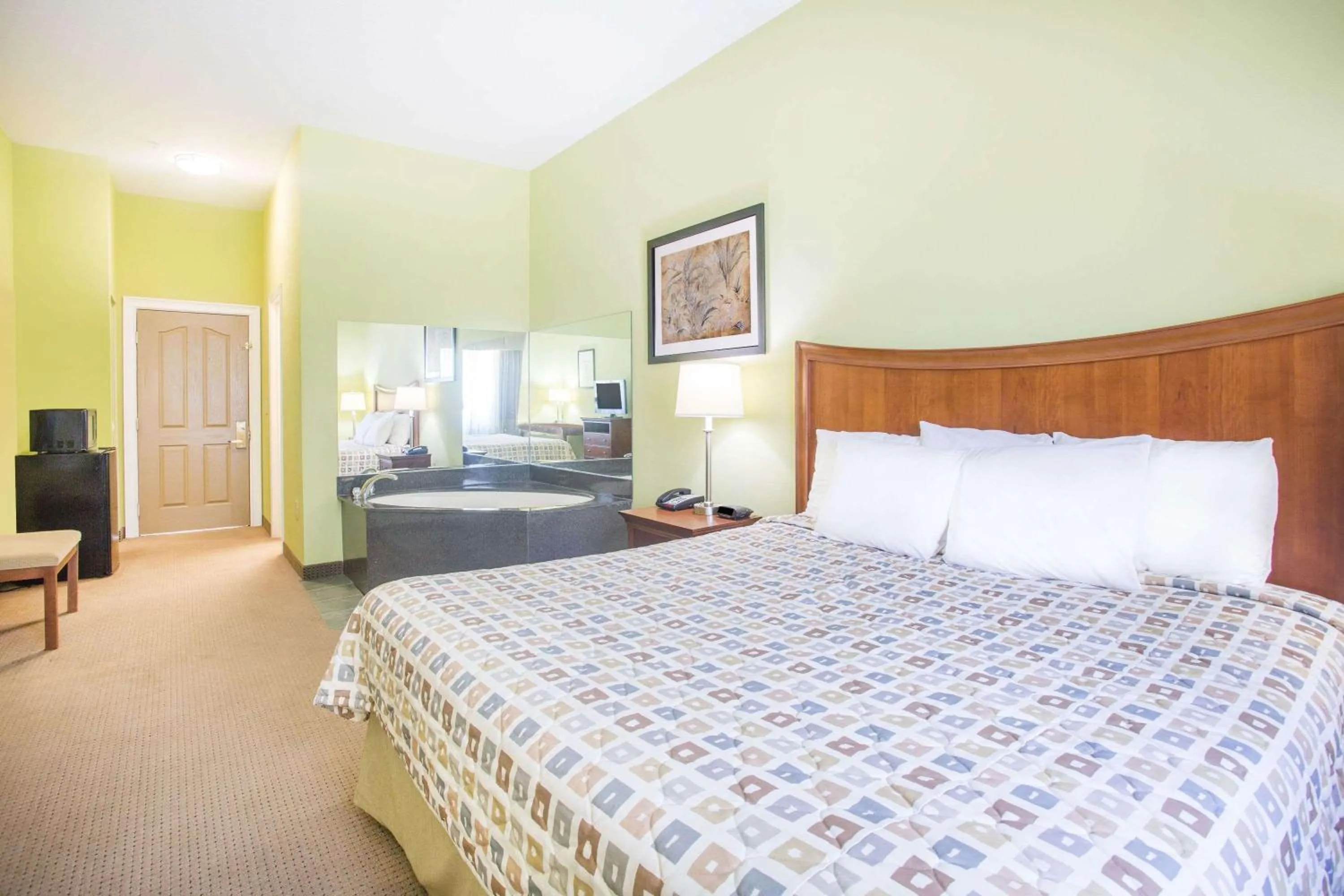 Bath, Bed in Days Inn & Suites by Wyndham Swainsboro