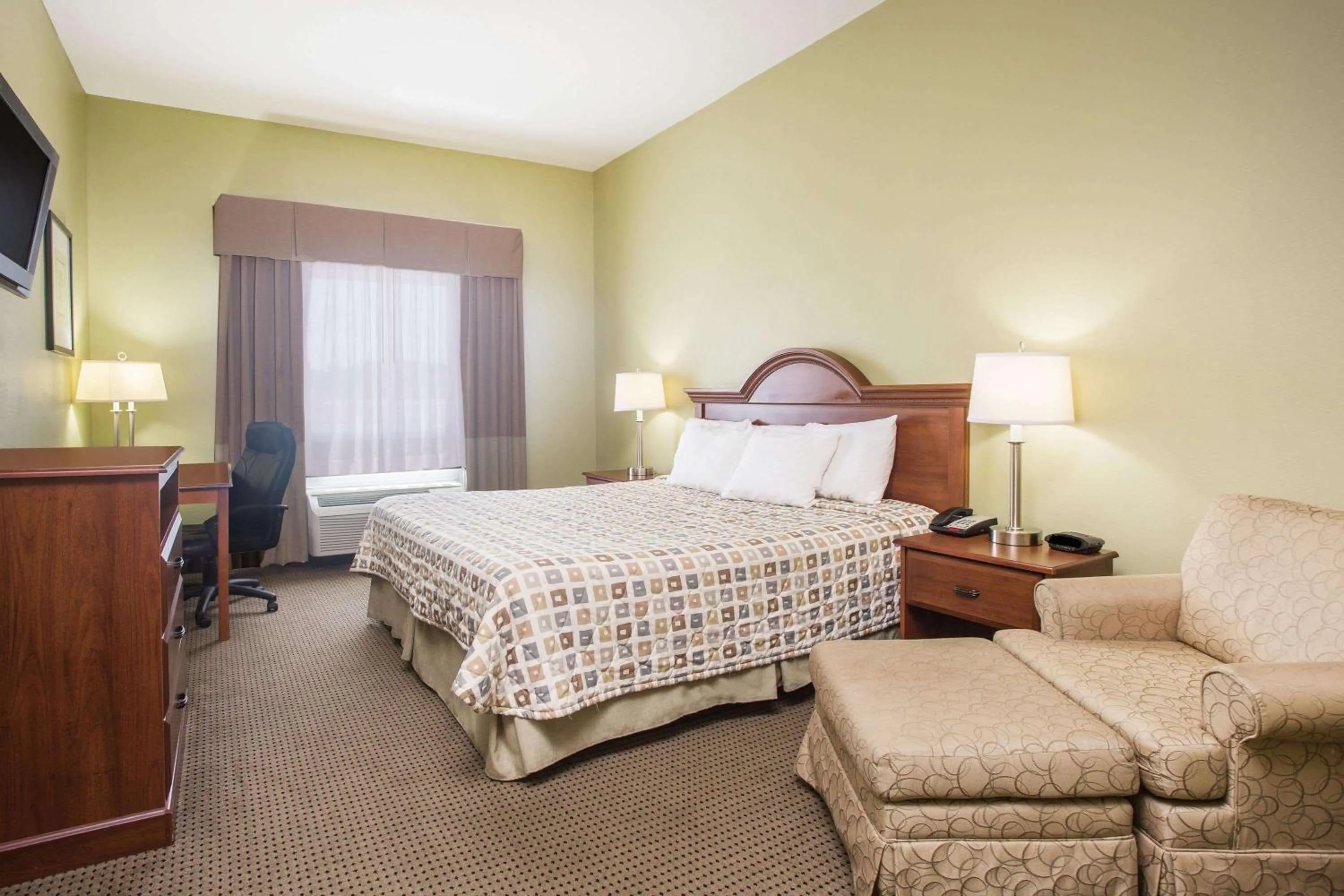 Photo of the whole room, Bed in Days Inn & Suites by Wyndham Swainsboro