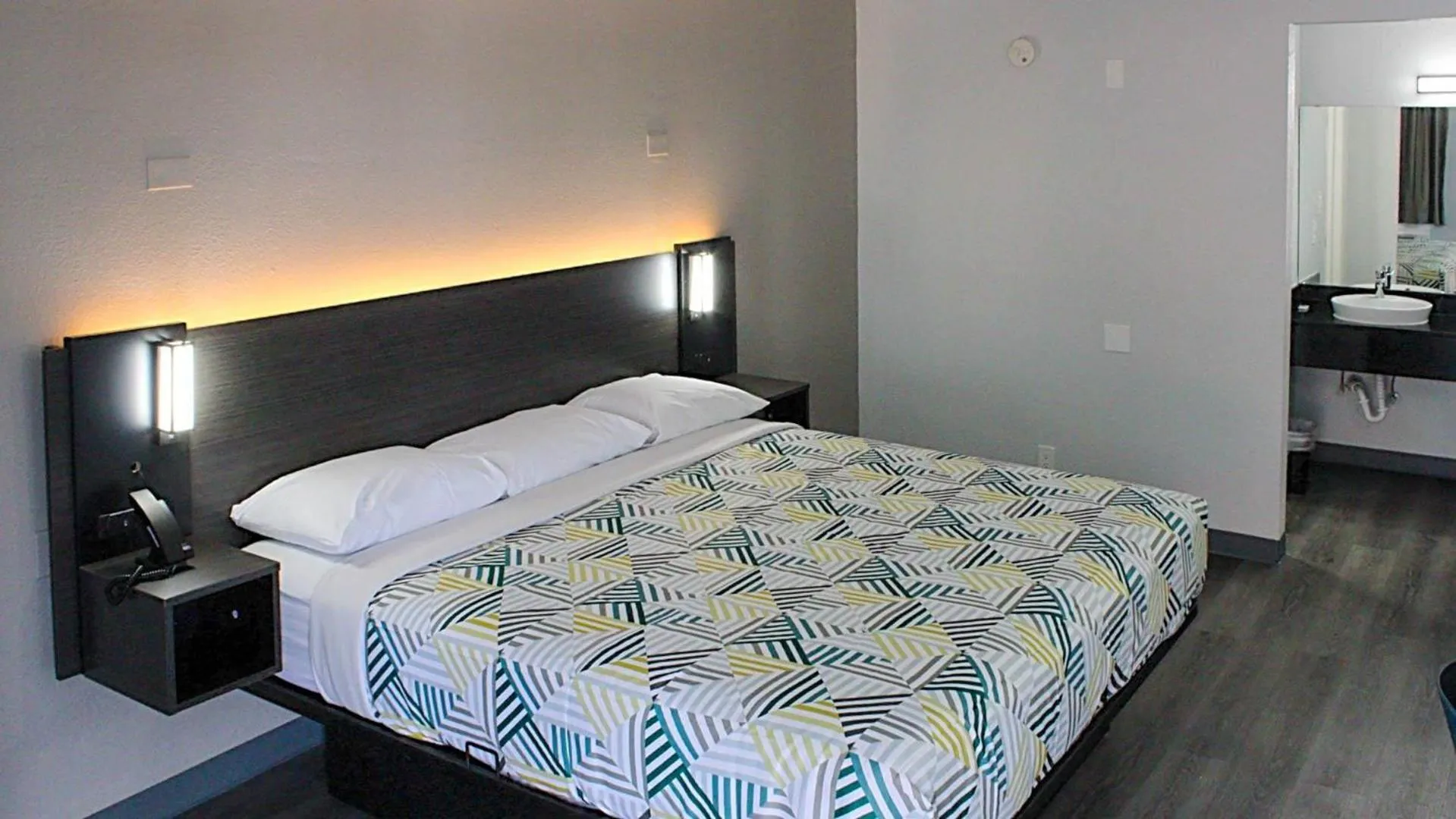 Bedroom, Bed in Motel 6-Round Rock, TX