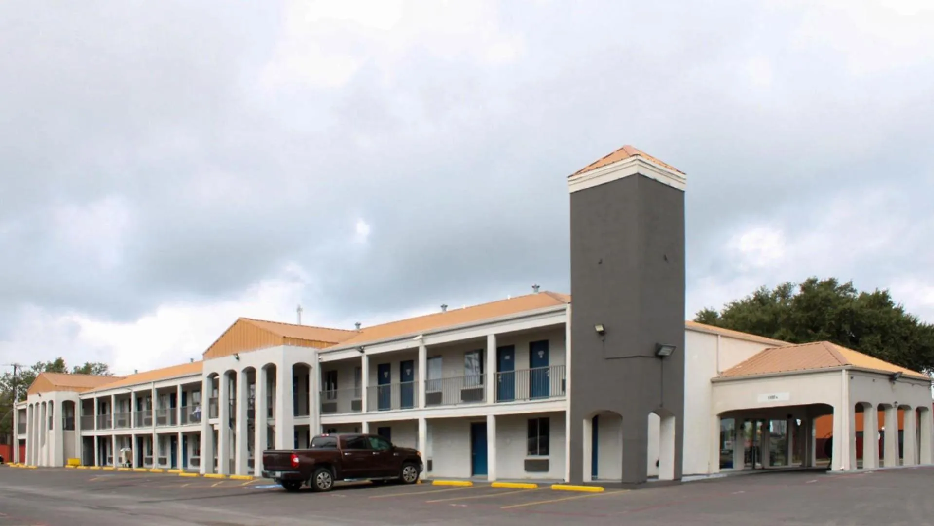 Property building in Motel 6-Round Rock, TX