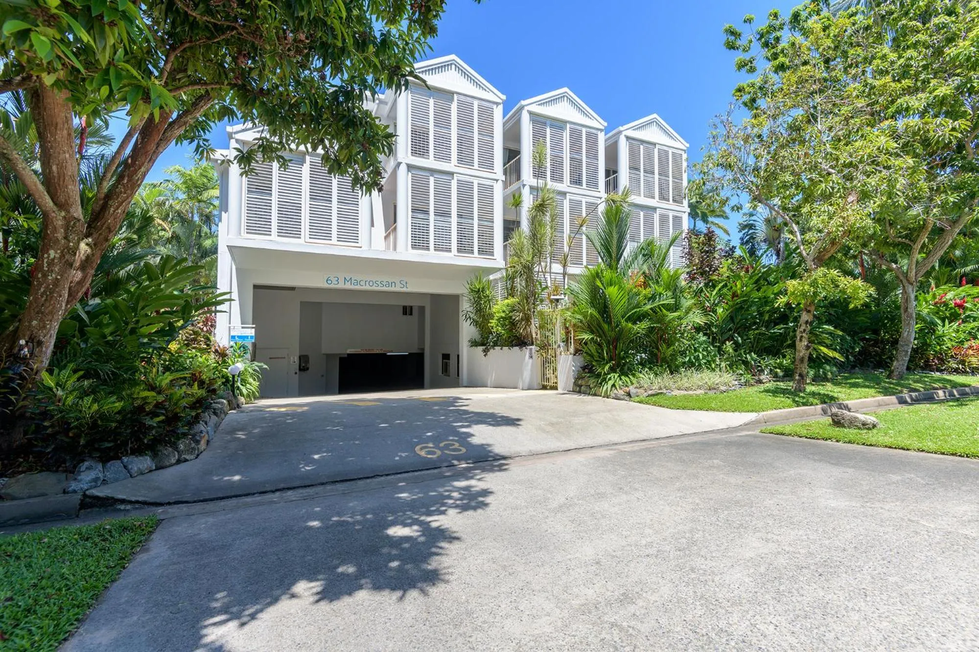 Property building in Port Douglas Apartments - Adults Only Oasis