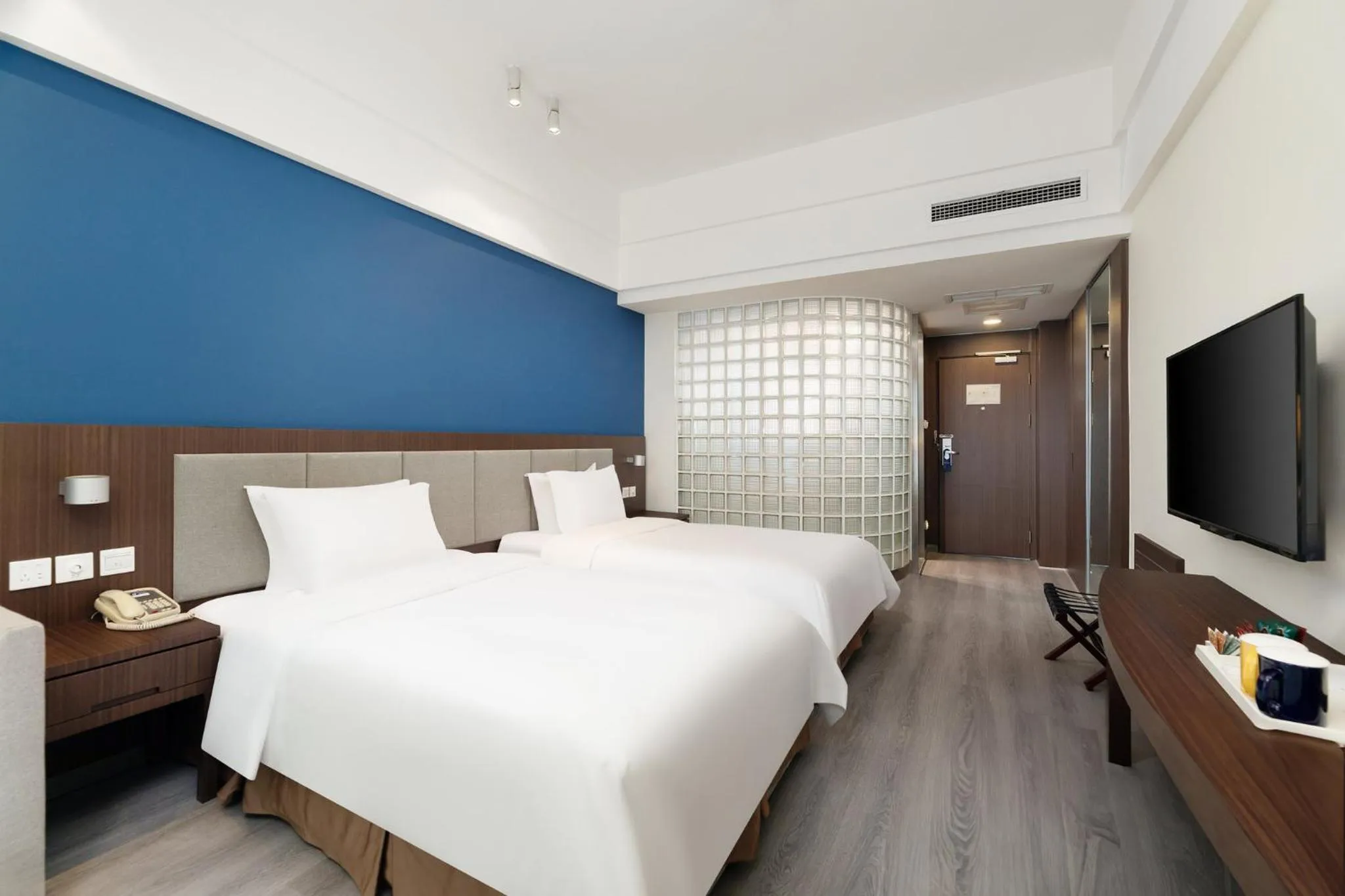 Photo of the whole room, Bed in Holiday Inn Express Chengdu Wuhou by IHG-Wuhou Temple and Jinli