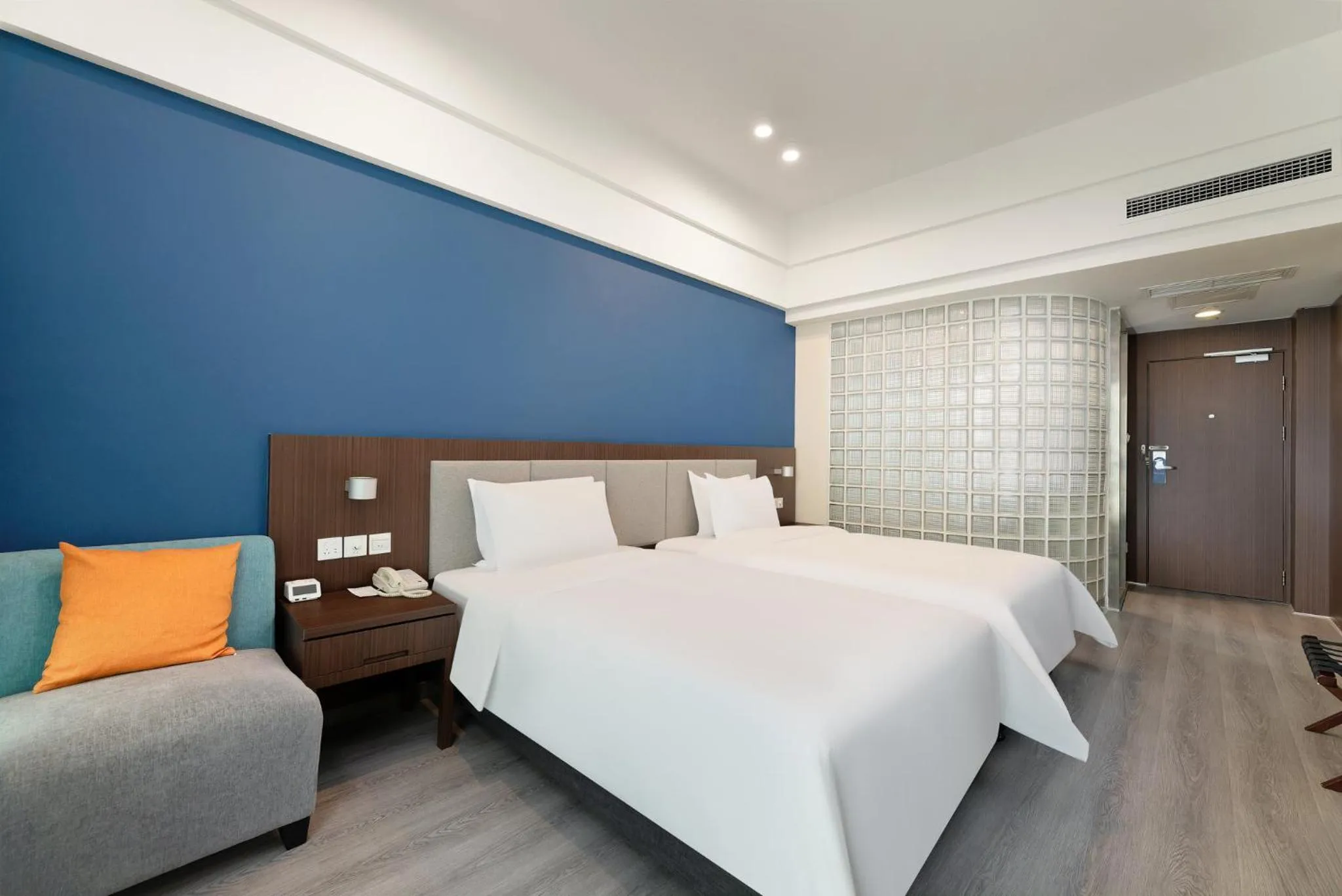 Photo of the whole room, Bed in Holiday Inn Express Chengdu Wuhou by IHG-Wuhou Temple and Jinli