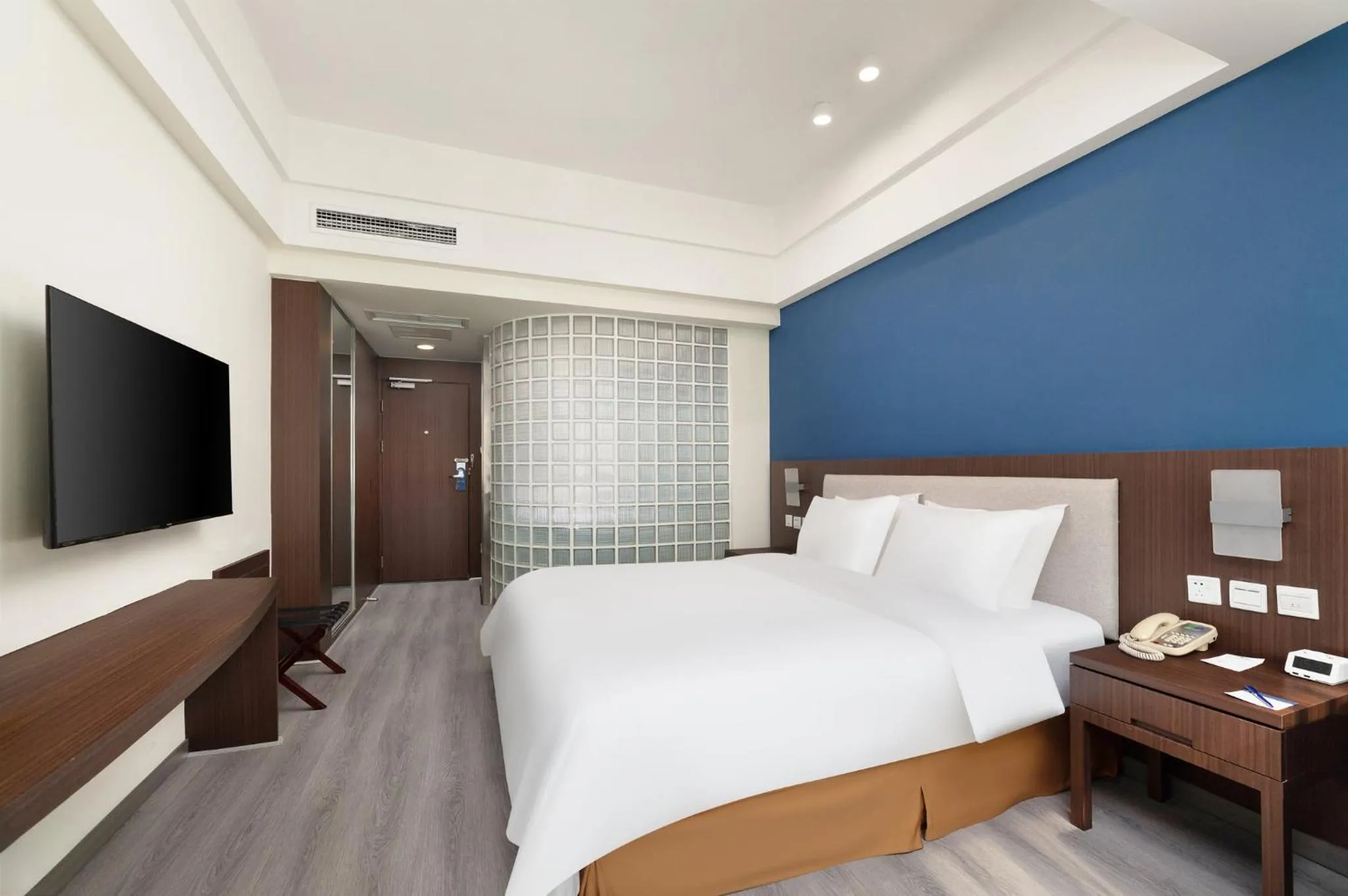 Photo of the whole room, Bed in Holiday Inn Express Chengdu Wuhou by IHG-Wuhou Temple and Jinli