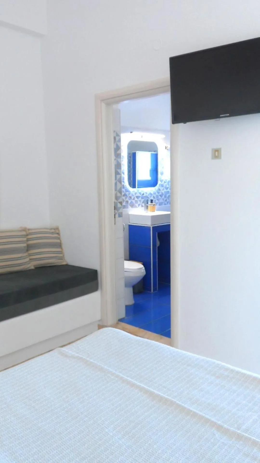 Bathroom, Bed in Papafotis Apartments & Suites