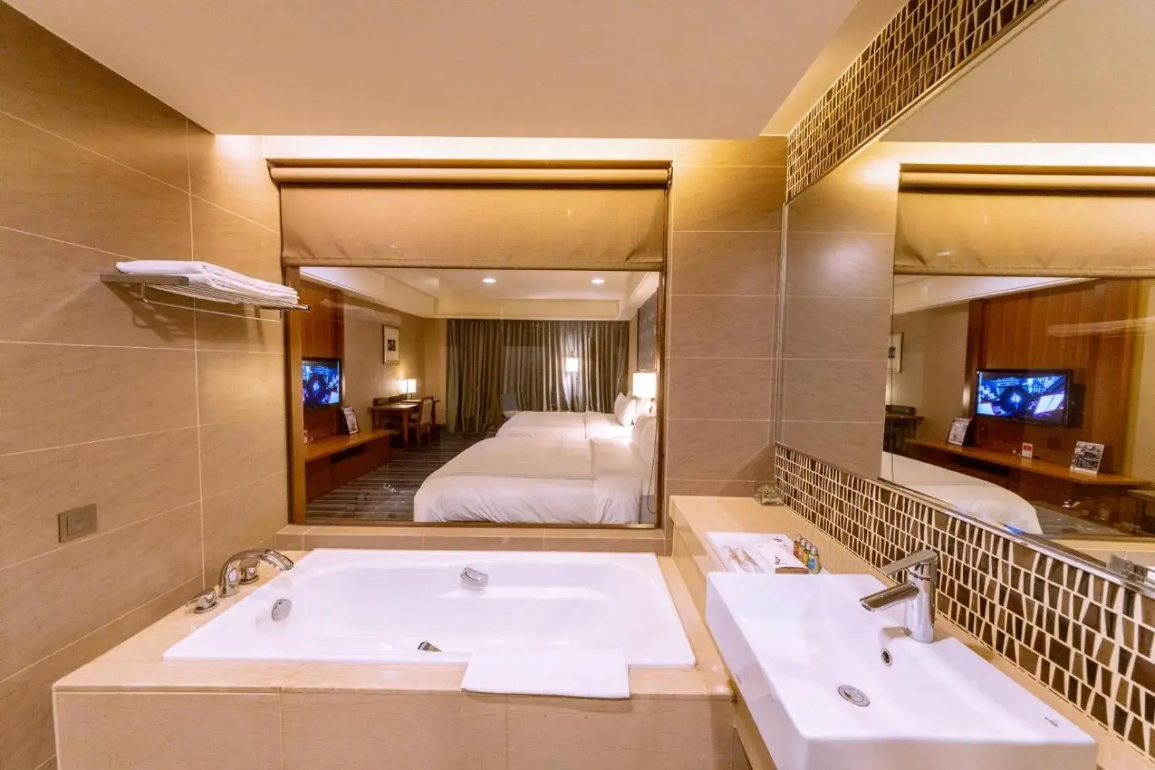 Superior Twin Room with City View in Fullon Hotel Tamsui Fishermen's Wharf Superior Twin Room with City View in Fullon Hotel Tamsui Fishermen's Wharf