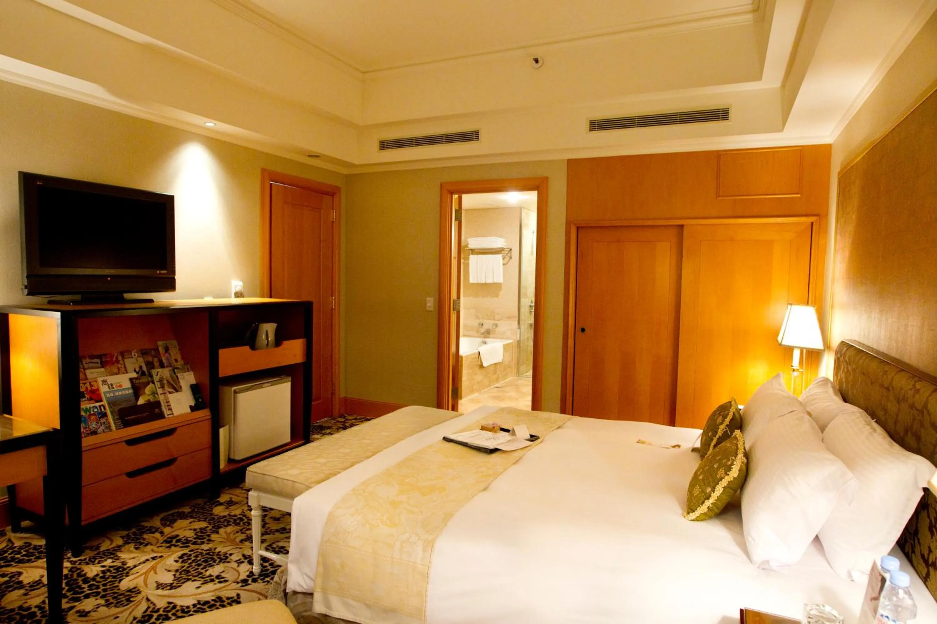 Bed in THE LEES Hotel