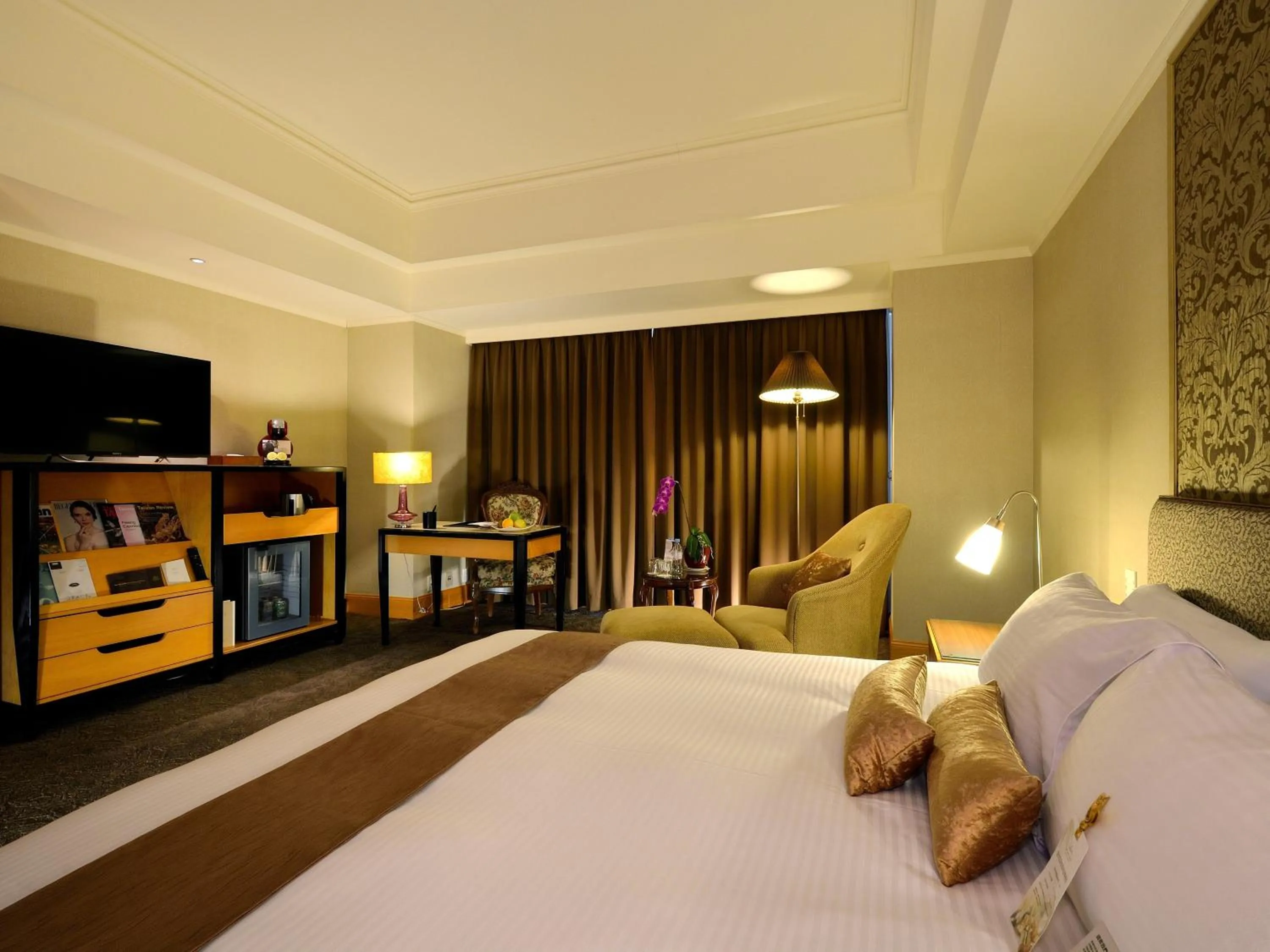 Bed in THE LEES Hotel